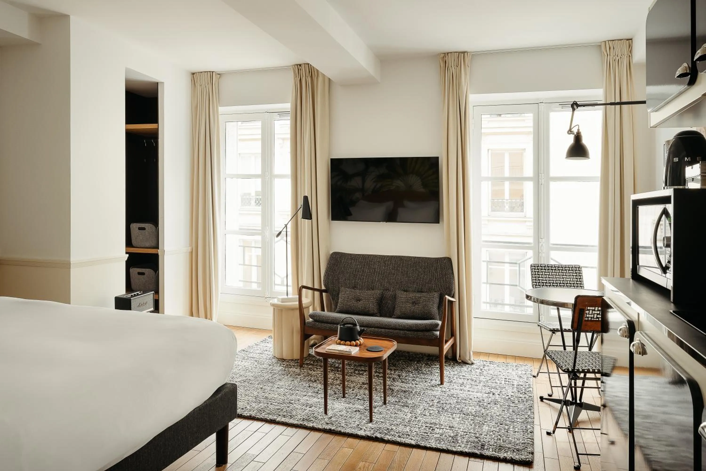 Living room, Bed in My Maison In Paris - Louvre