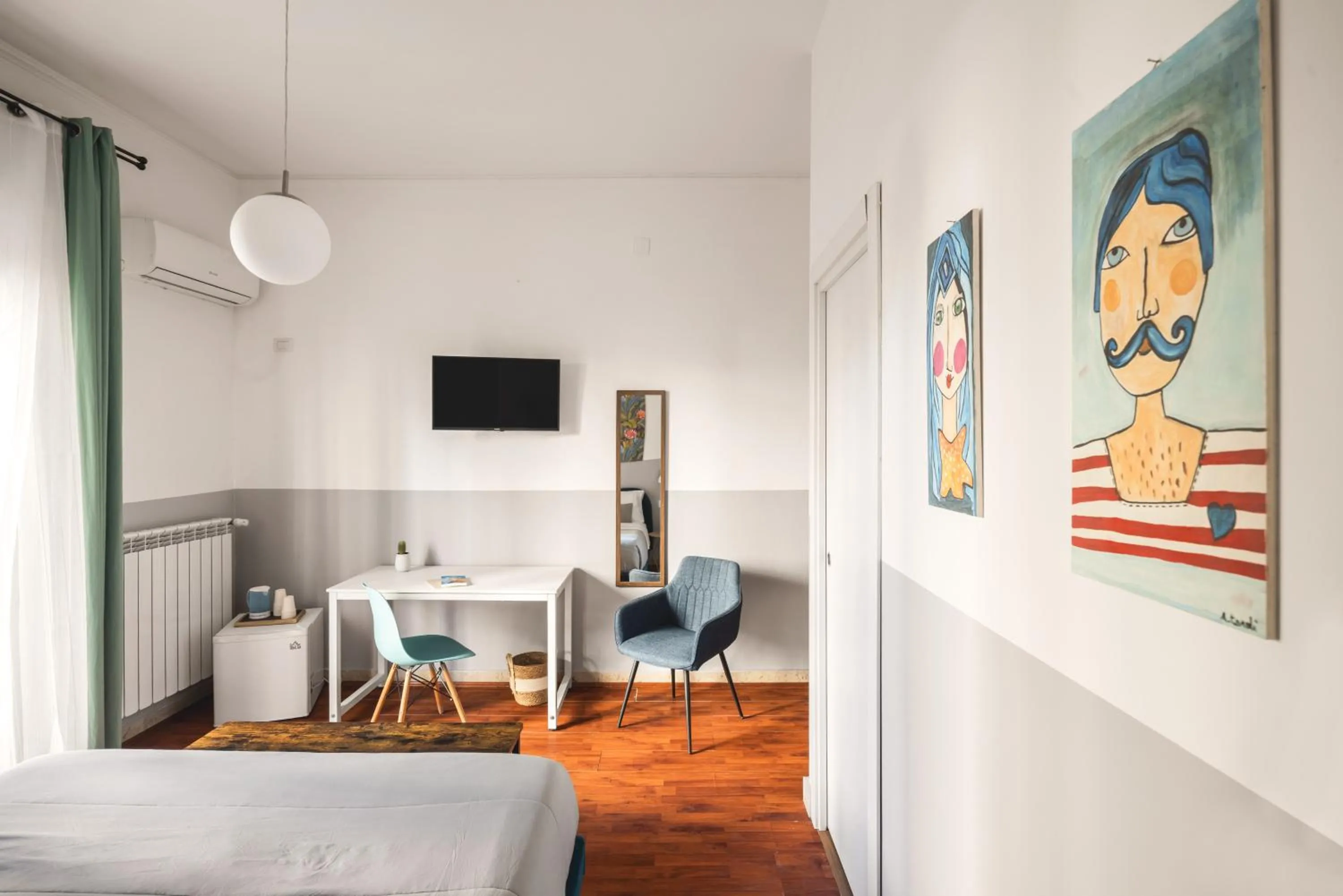 Bedroom, Bed in Dante Suites