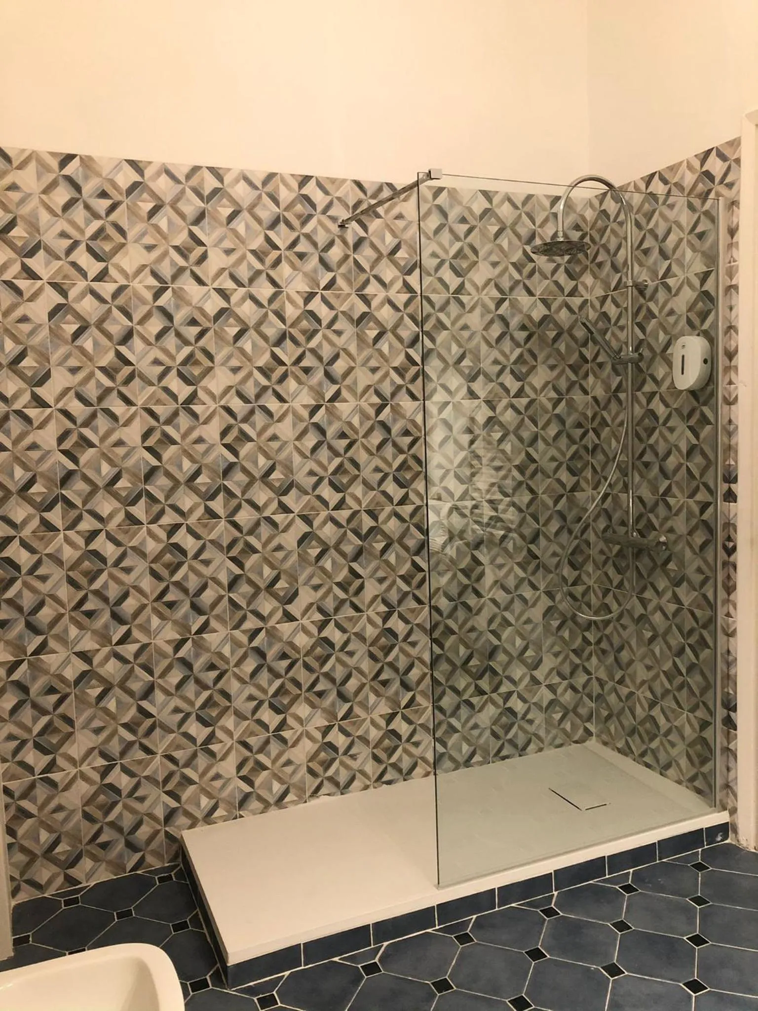 Shower, Bed in Dante Suites