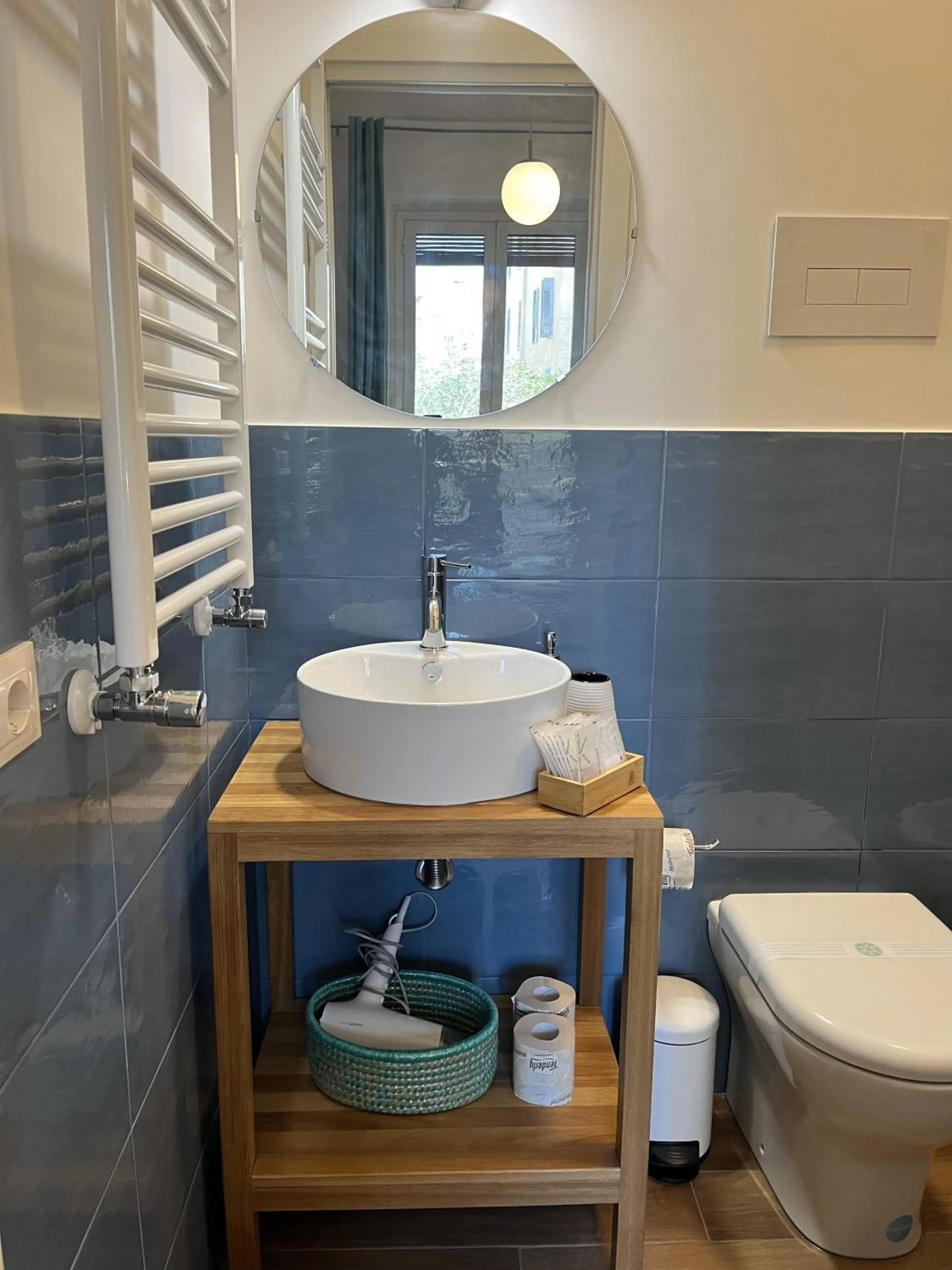 Toilet in Dante Suites