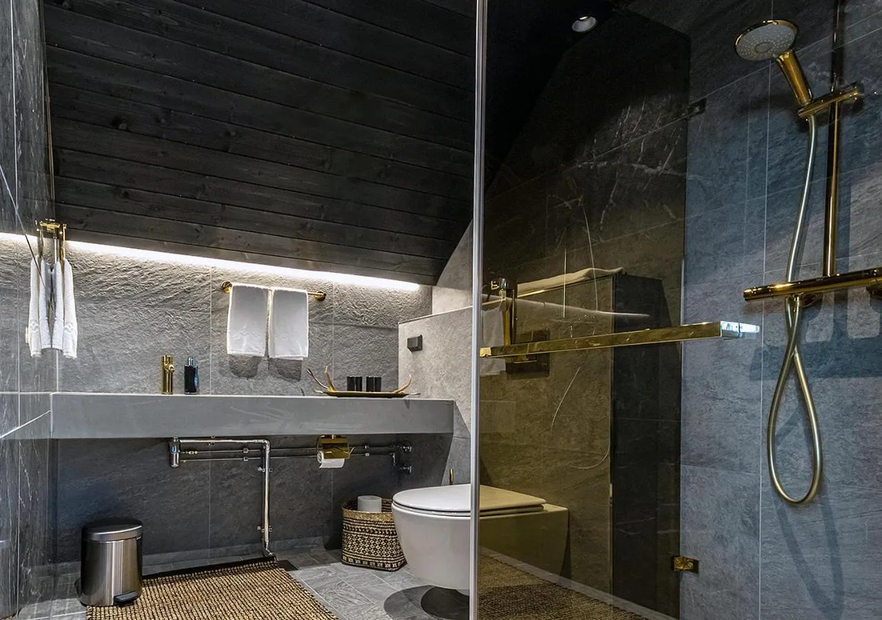 Shower in Aurora Queen Resort Igloos