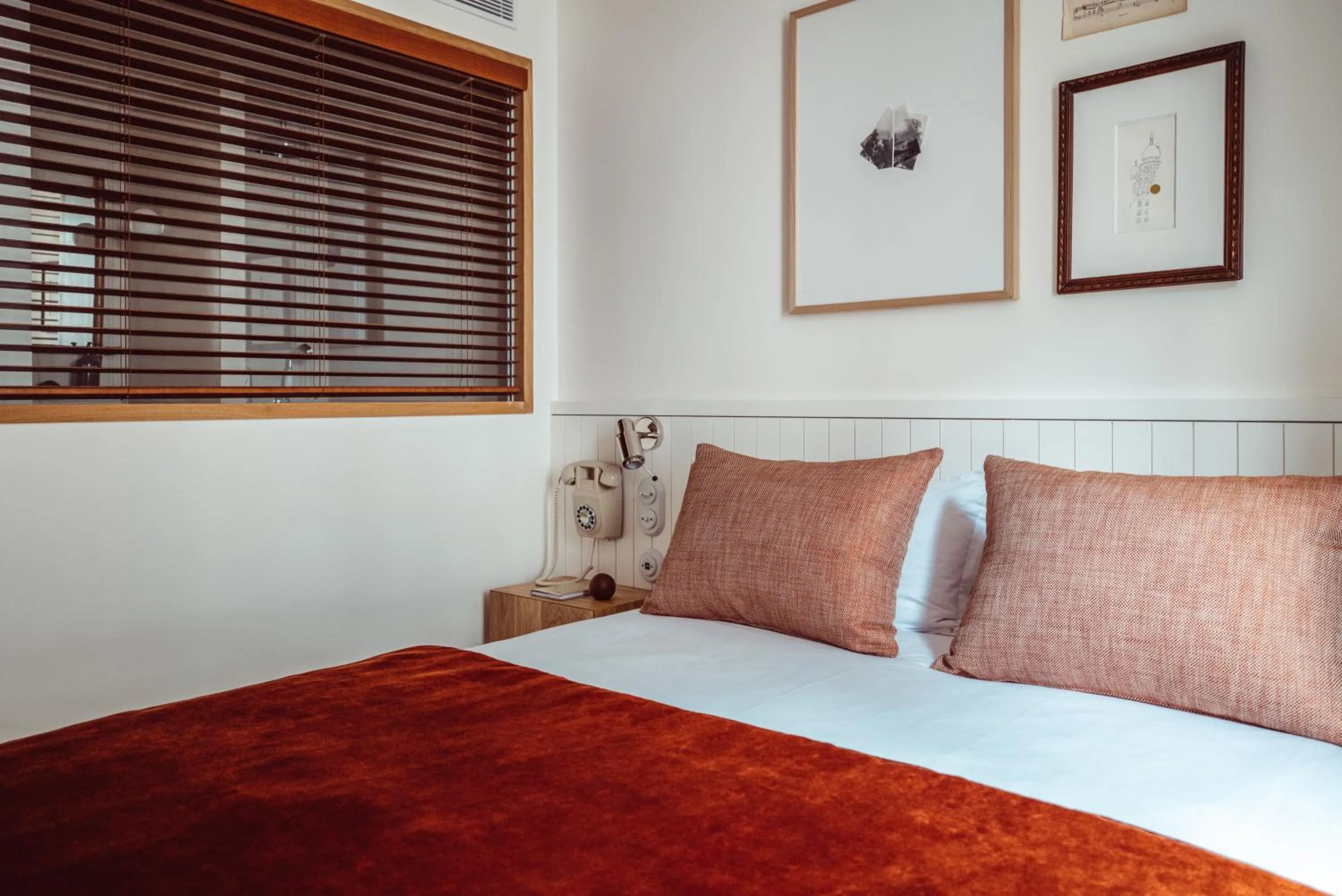 Bedroom, Bed in Hôtel Monsieur Aristide