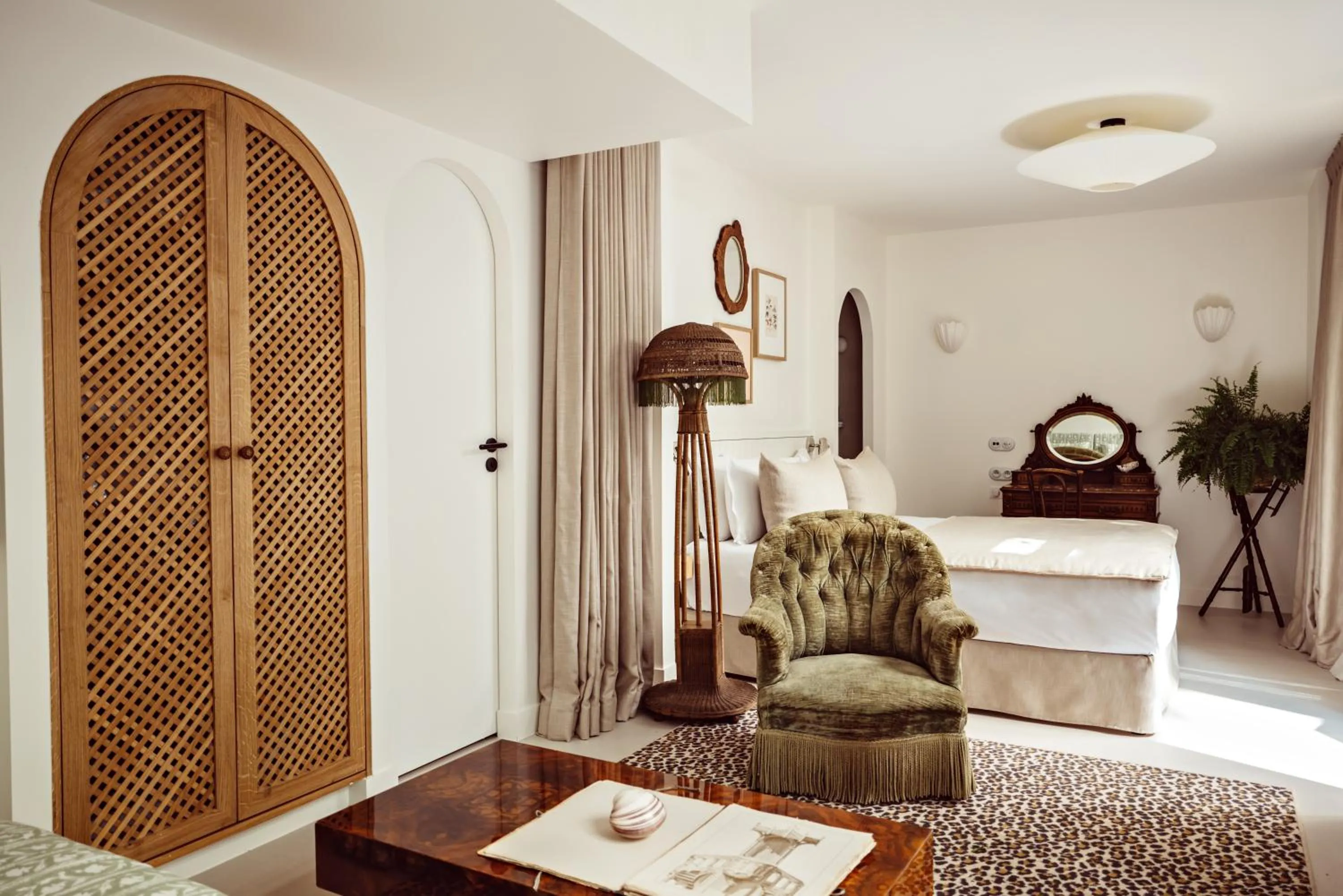 Bedroom, Bed in Hôtel Monsieur Aristide