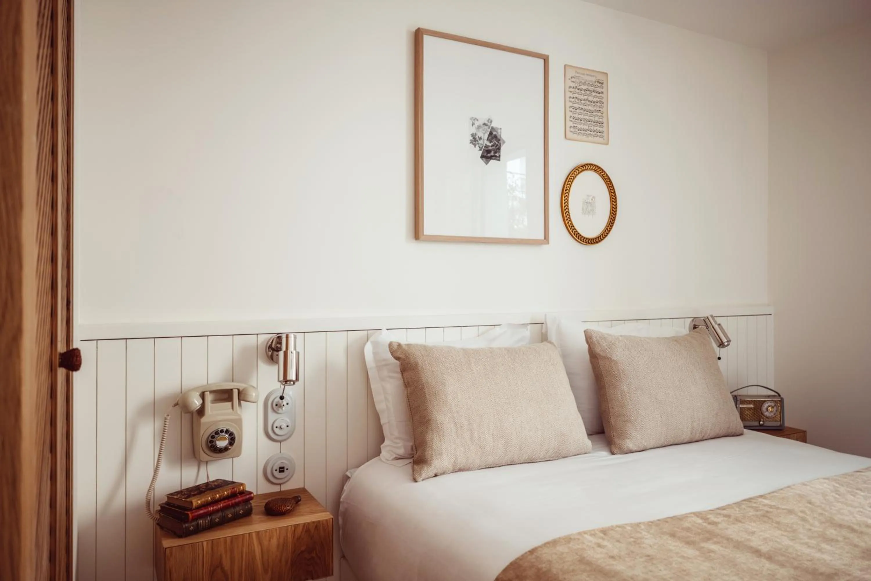 Bedroom, Bed in Hôtel Monsieur Aristide