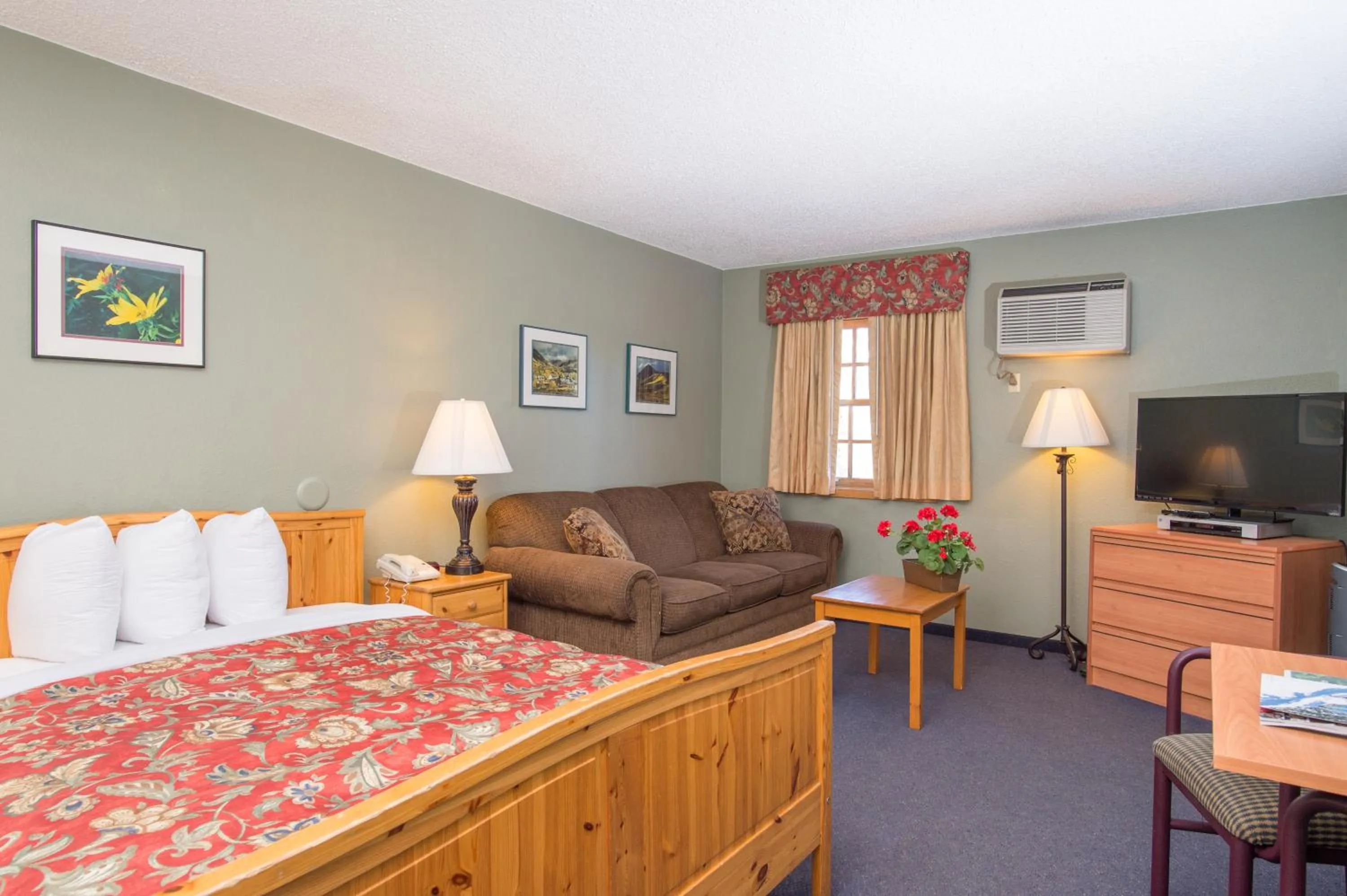 Bedroom, Bed in Old Town Inn