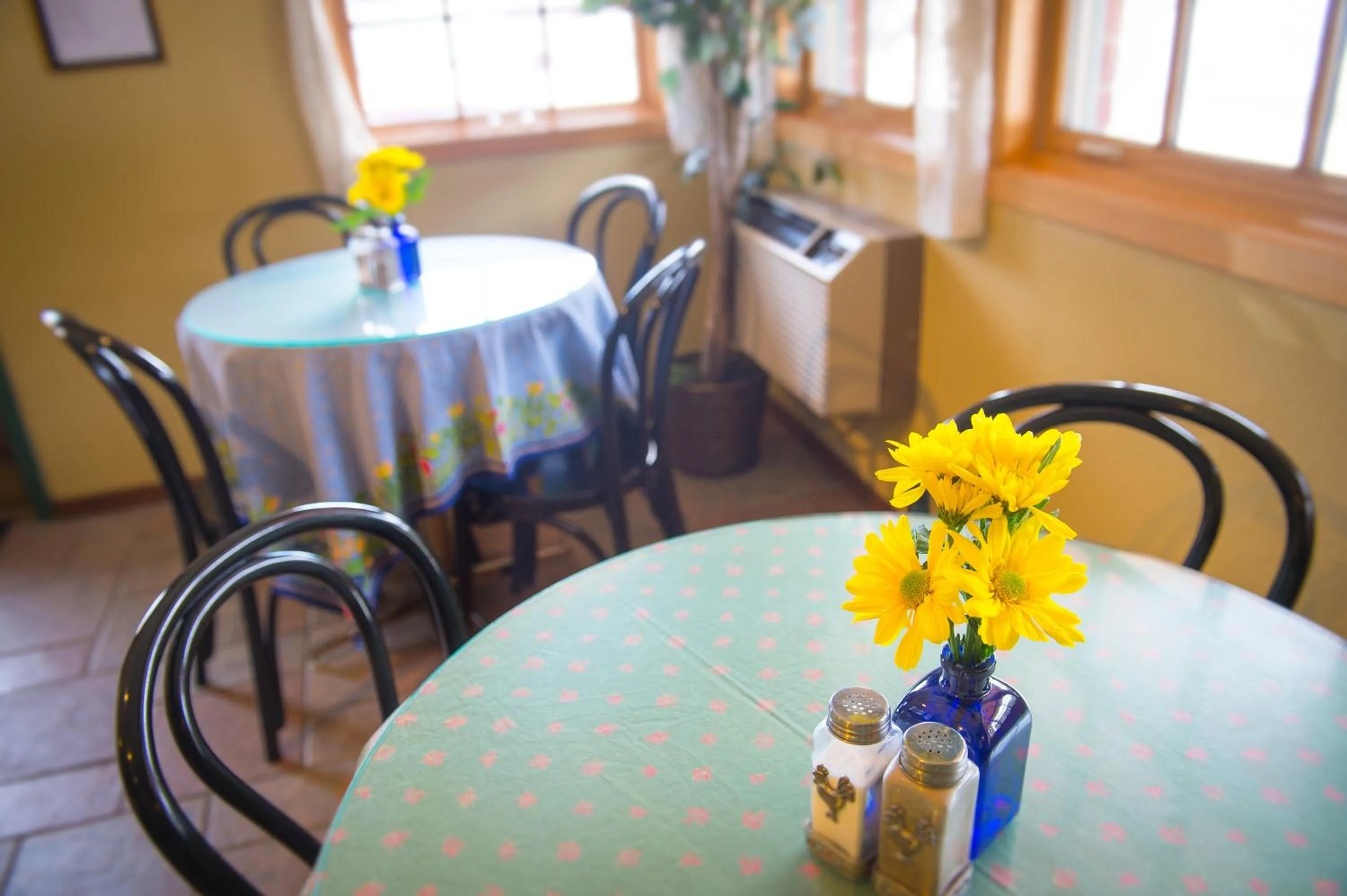 Dining area in Old Town Inn
