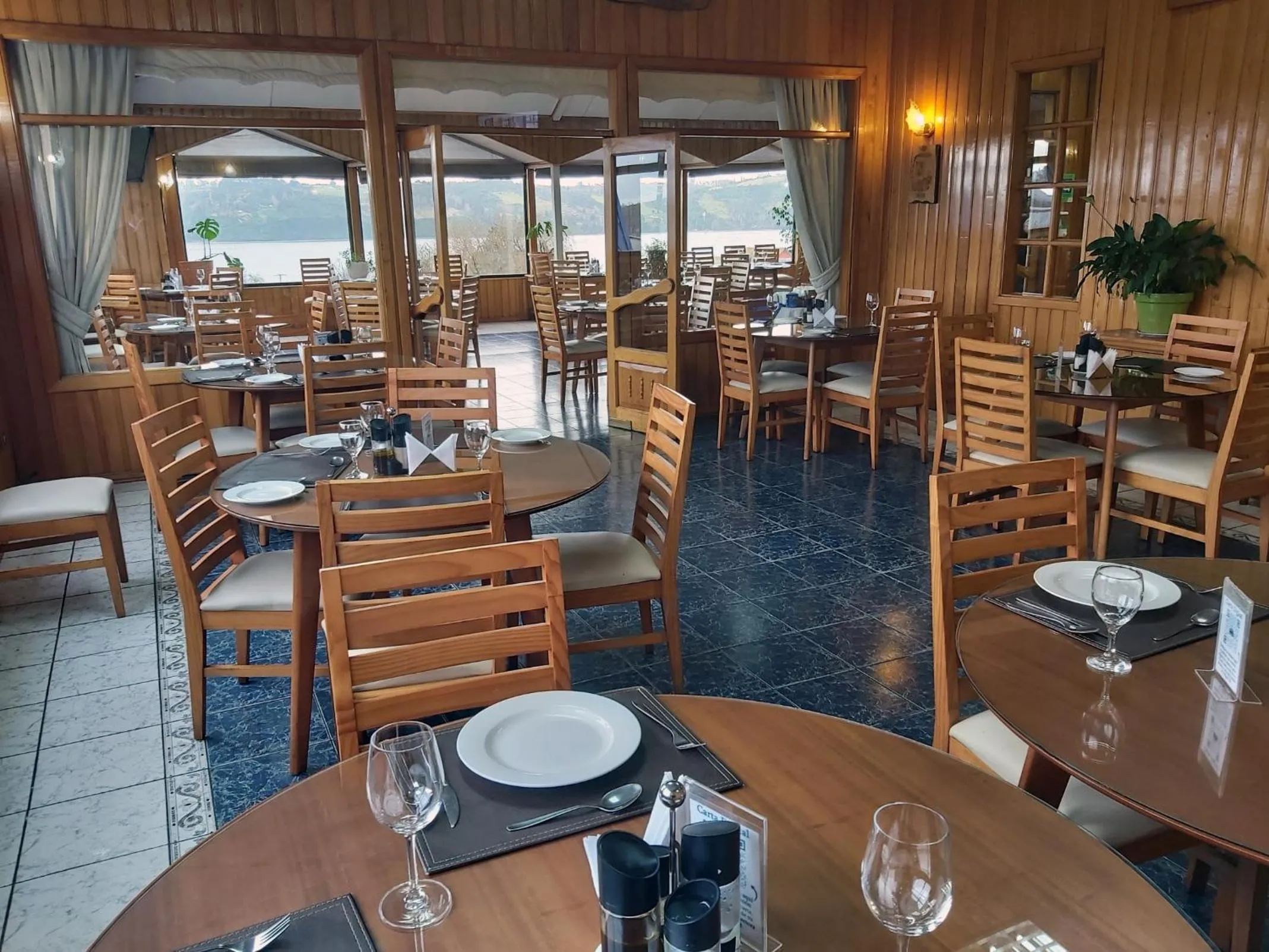 Restaurant/places to eat in Hotel Esmeralda