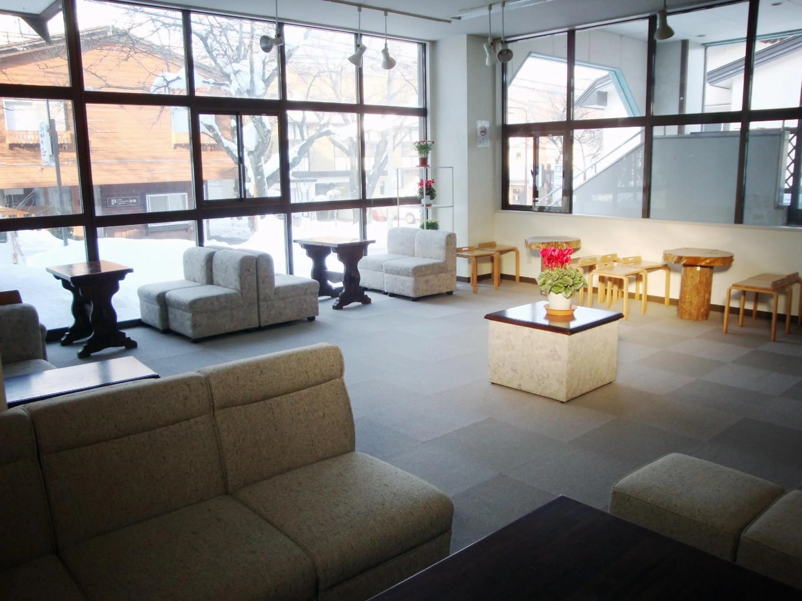 Communal lounge/ TV room in Hotel La Montagne Furuhata