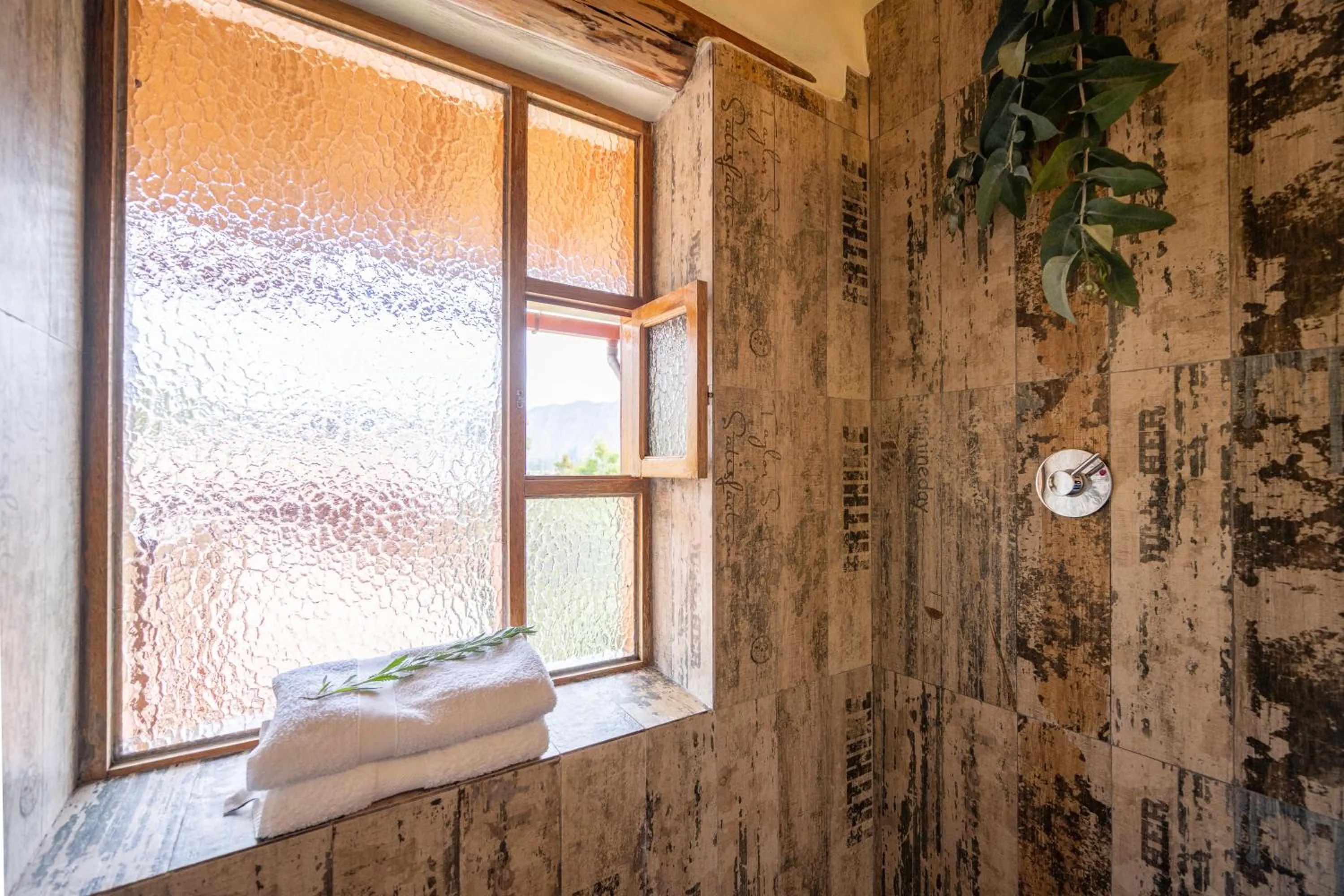 Shower in Unuwasi Hotel & Villa