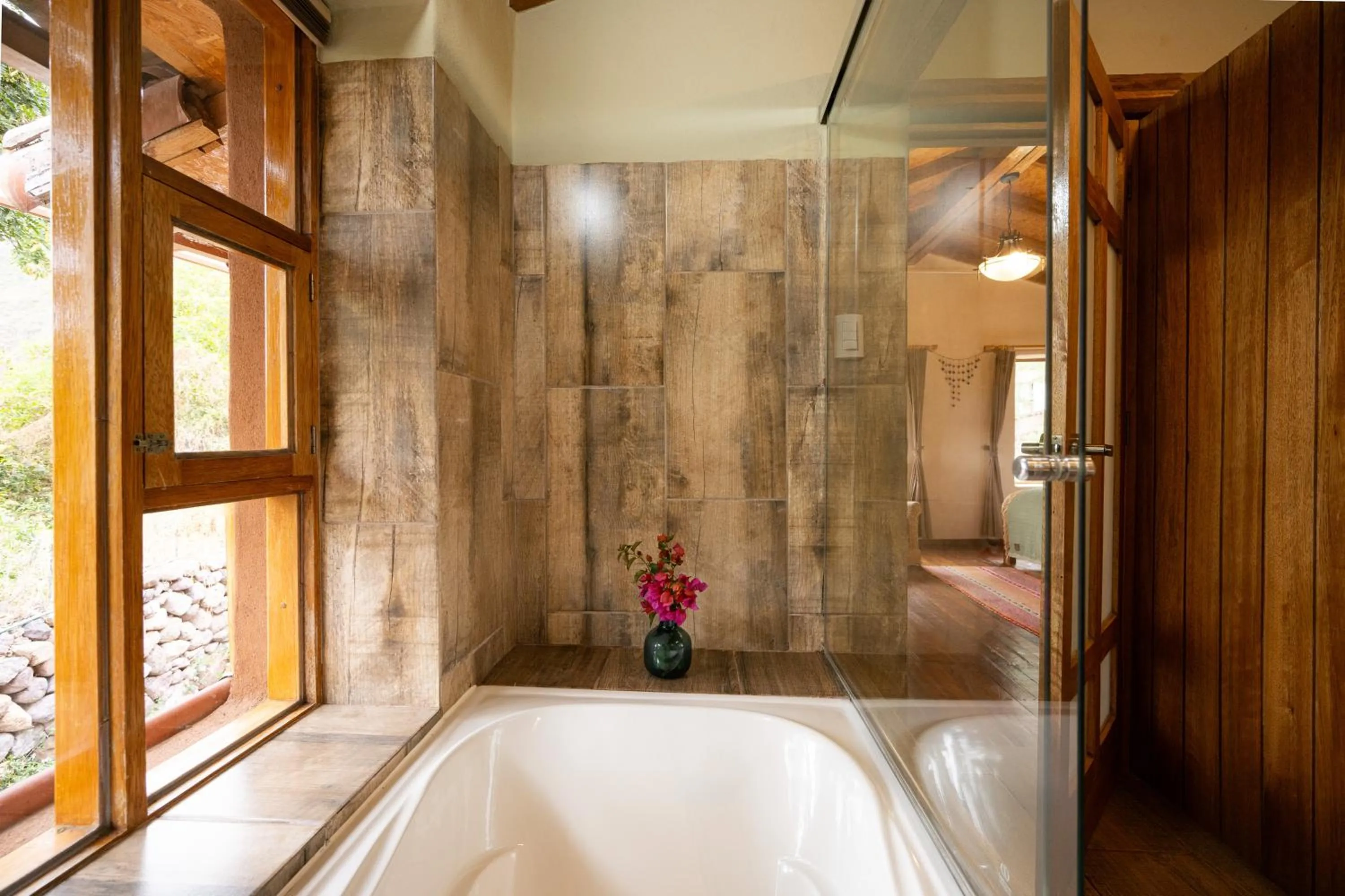 Shower in Unuwasi Hotel & Villa