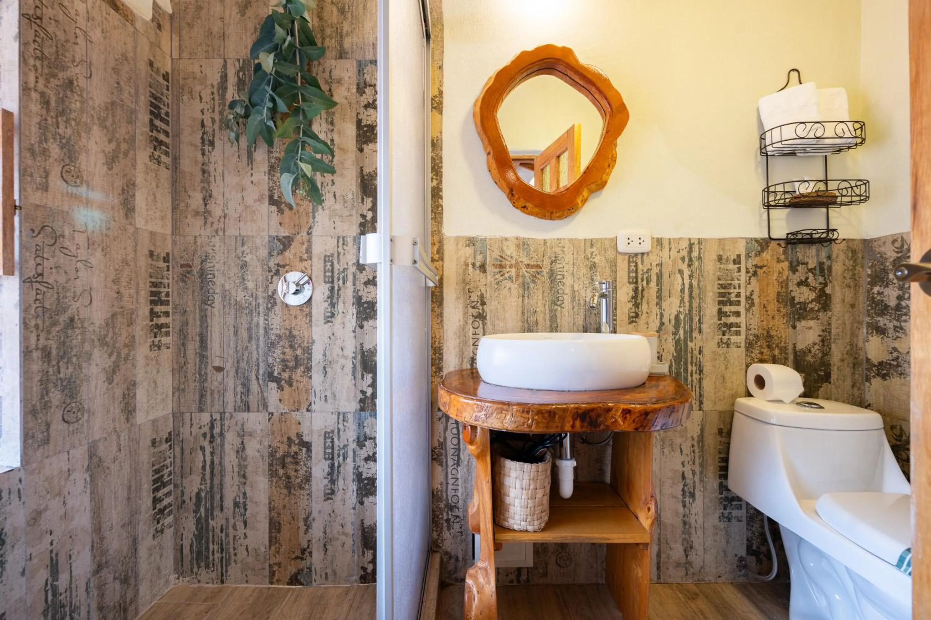 Shower in Unuwasi Hotel & Villa