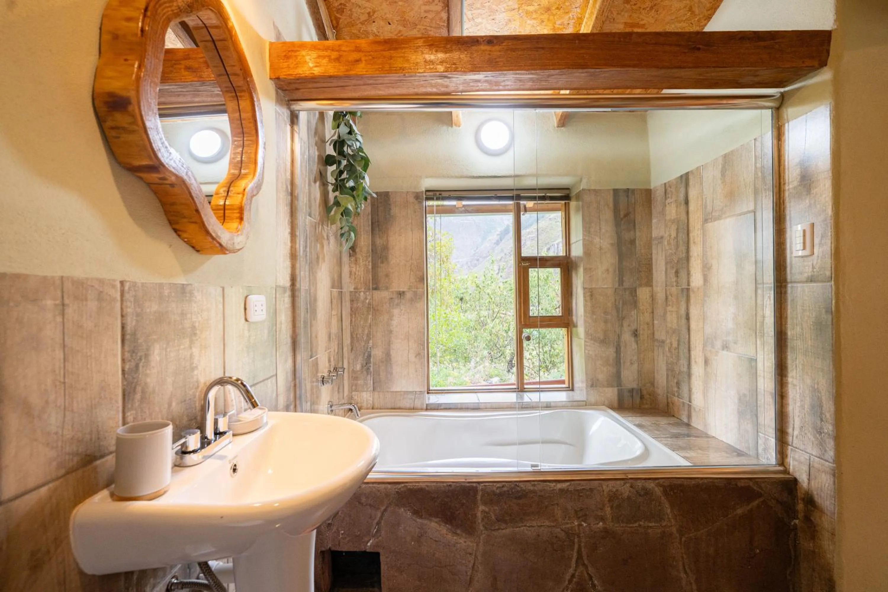 Shower in Unuwasi Hotel & Villa