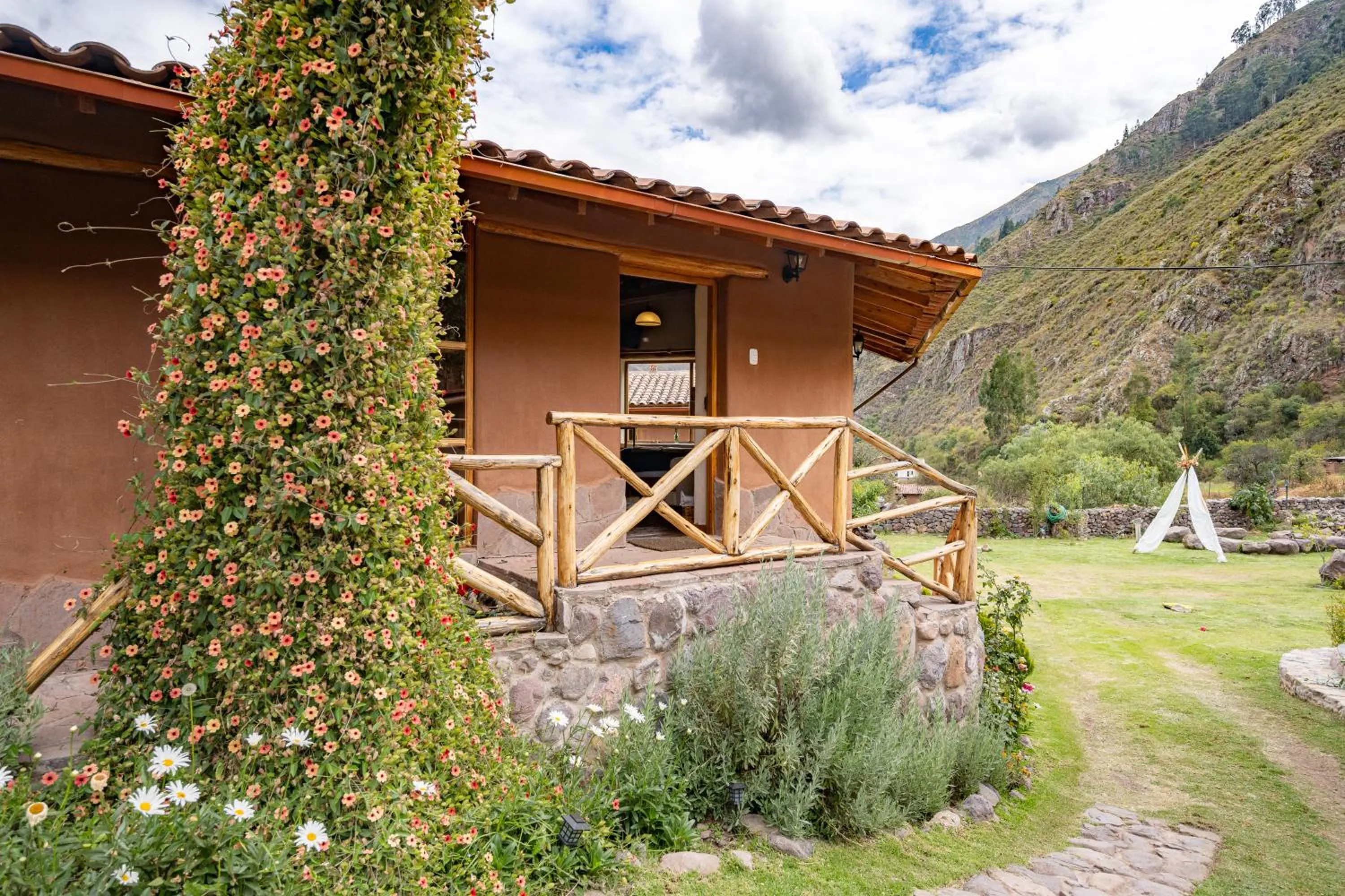 Facade/entrance in Unuwasi Hotel & Villa