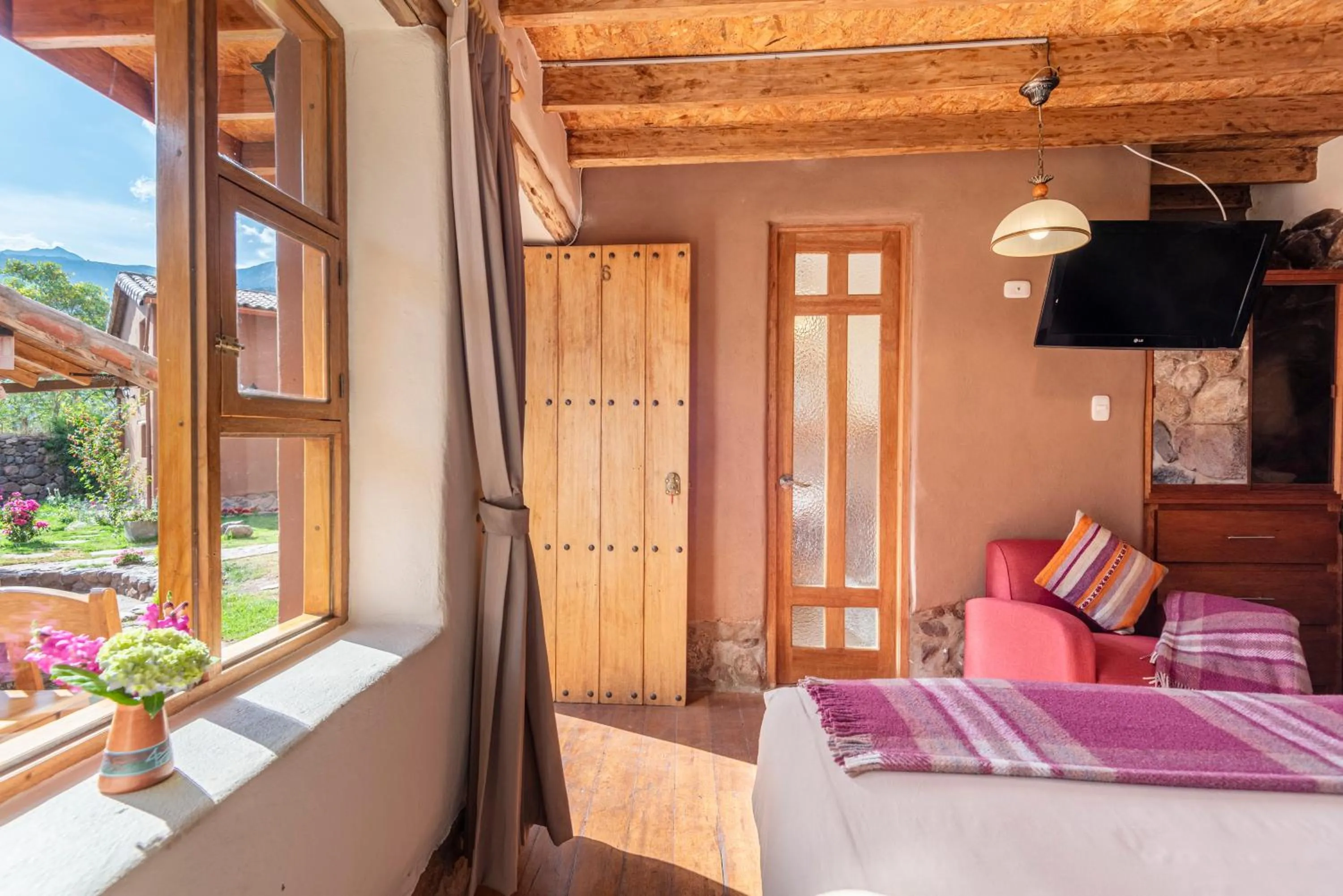 View (from property/room), Bed in Unuwasi Hotel & Villa