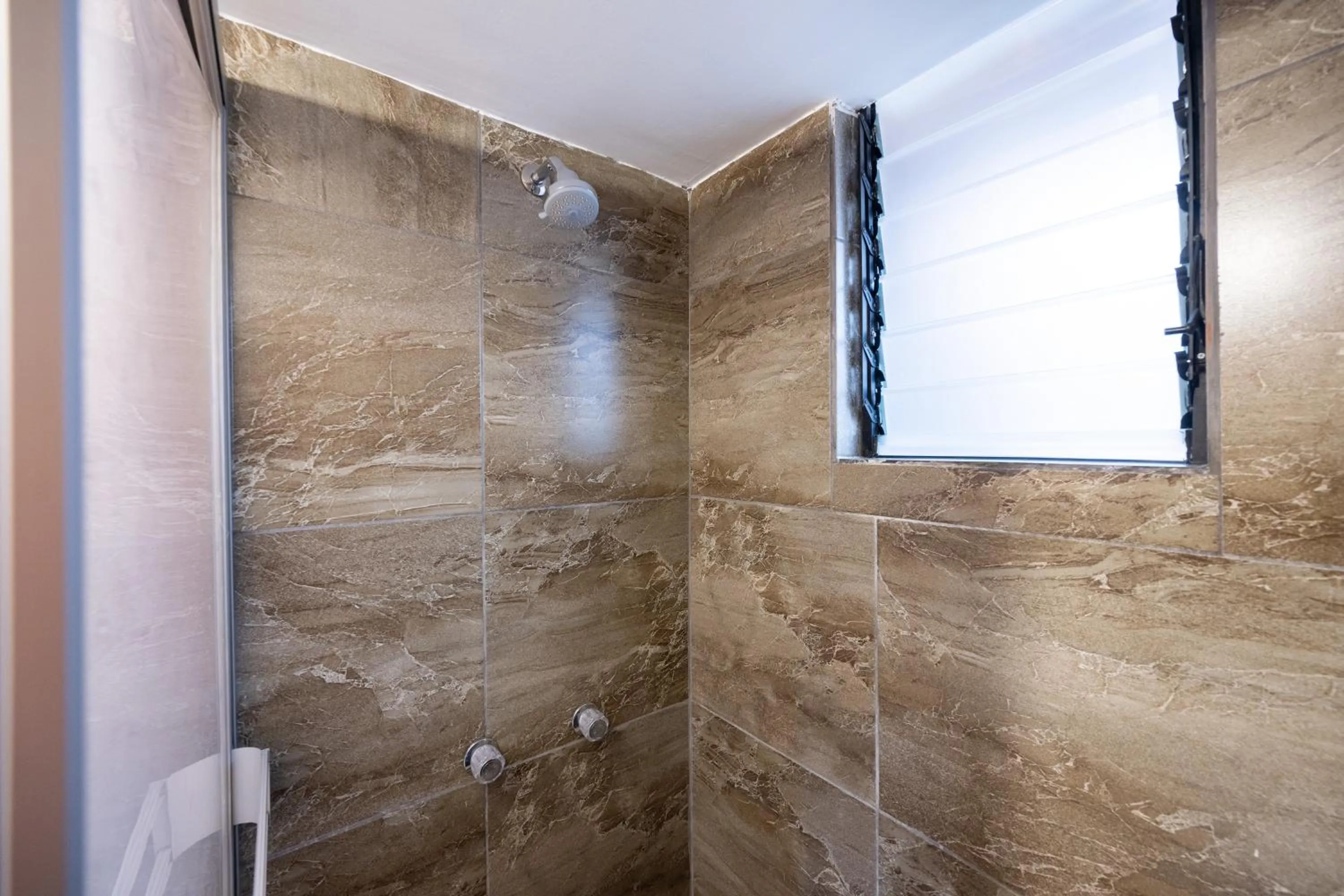 Shower in Unuwasi Hotel & Villa