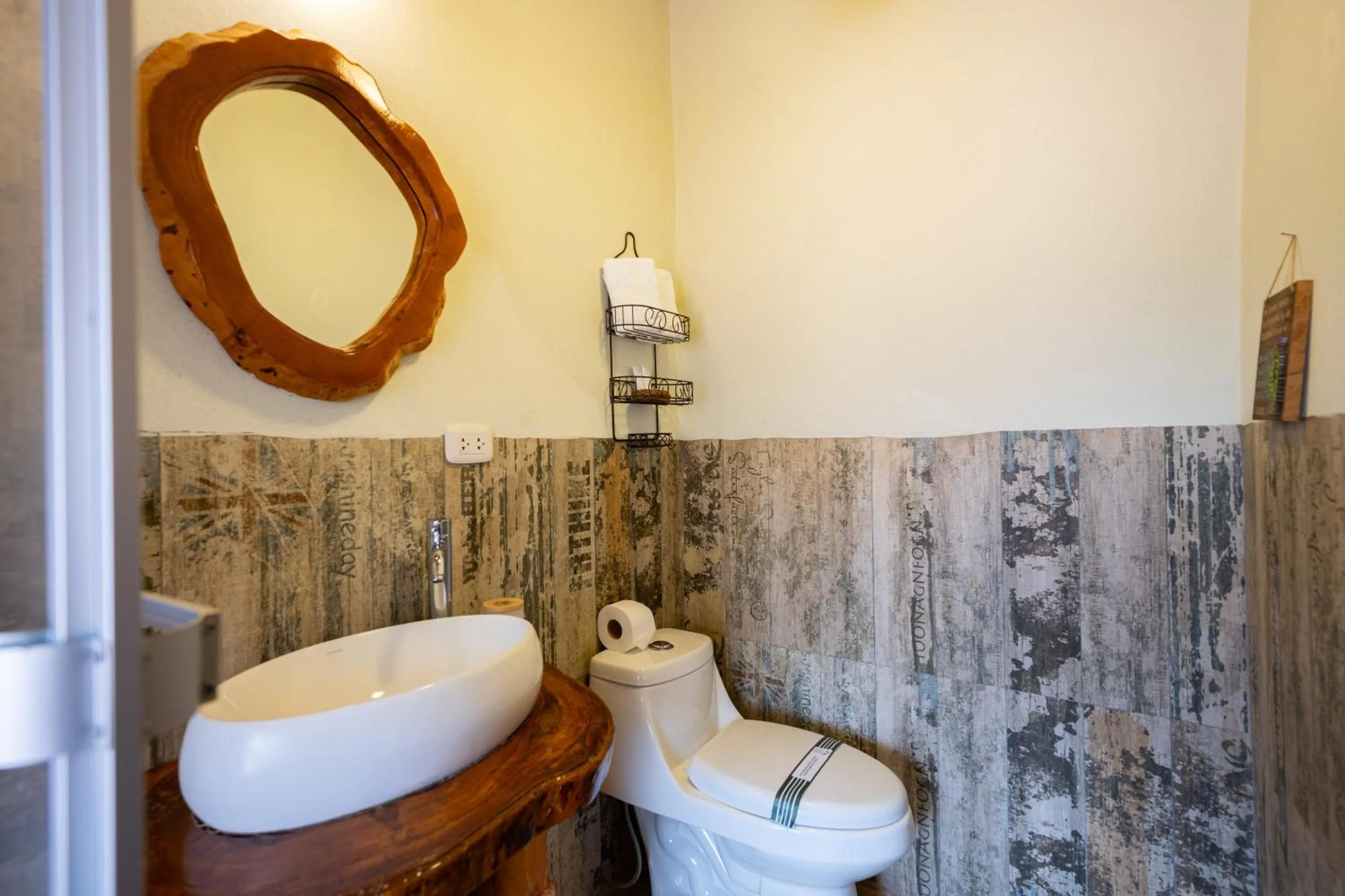 Toilet in Unuwasi Hotel & Villa