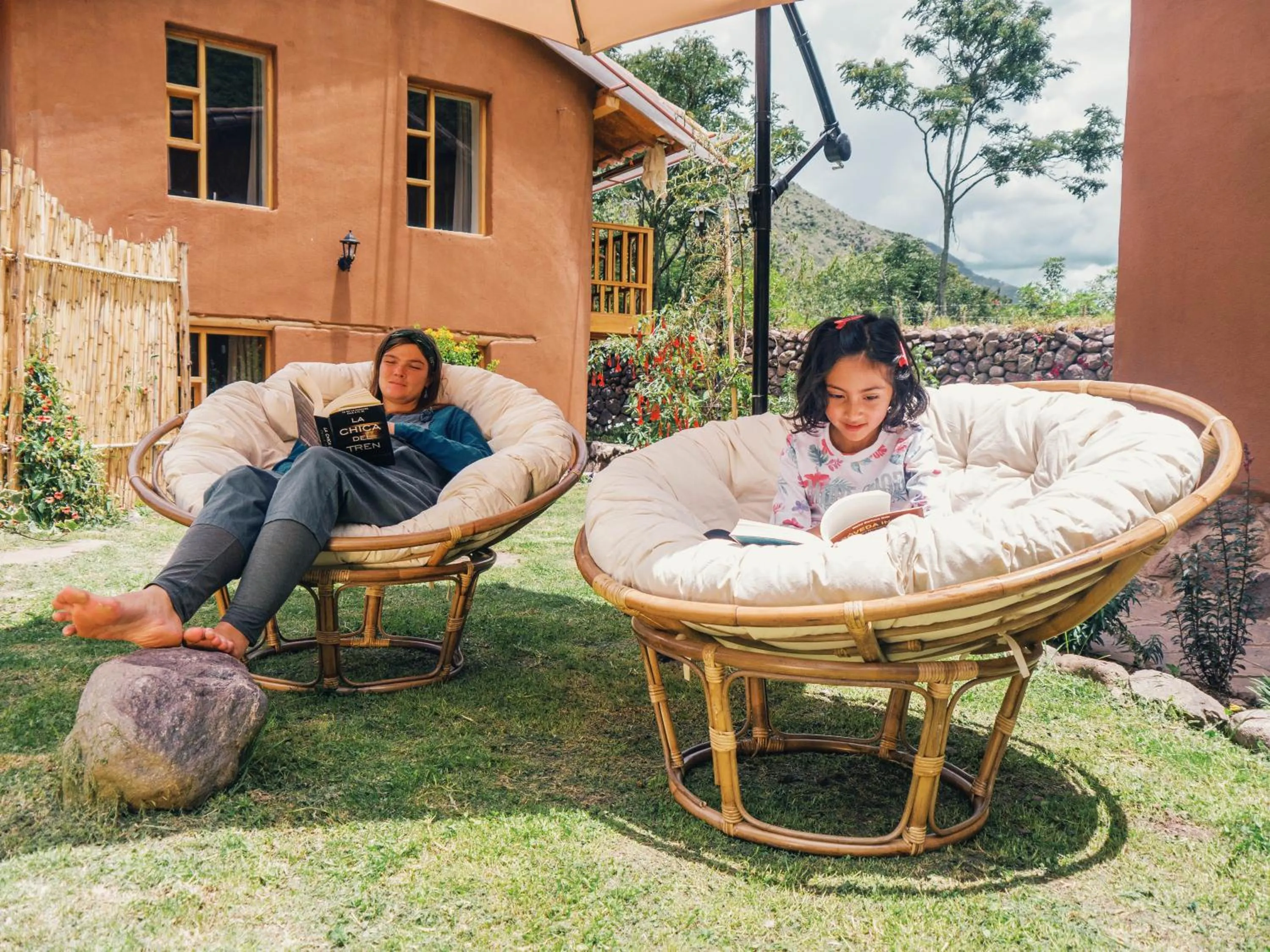 People in Unuwasi Hotel & Villa