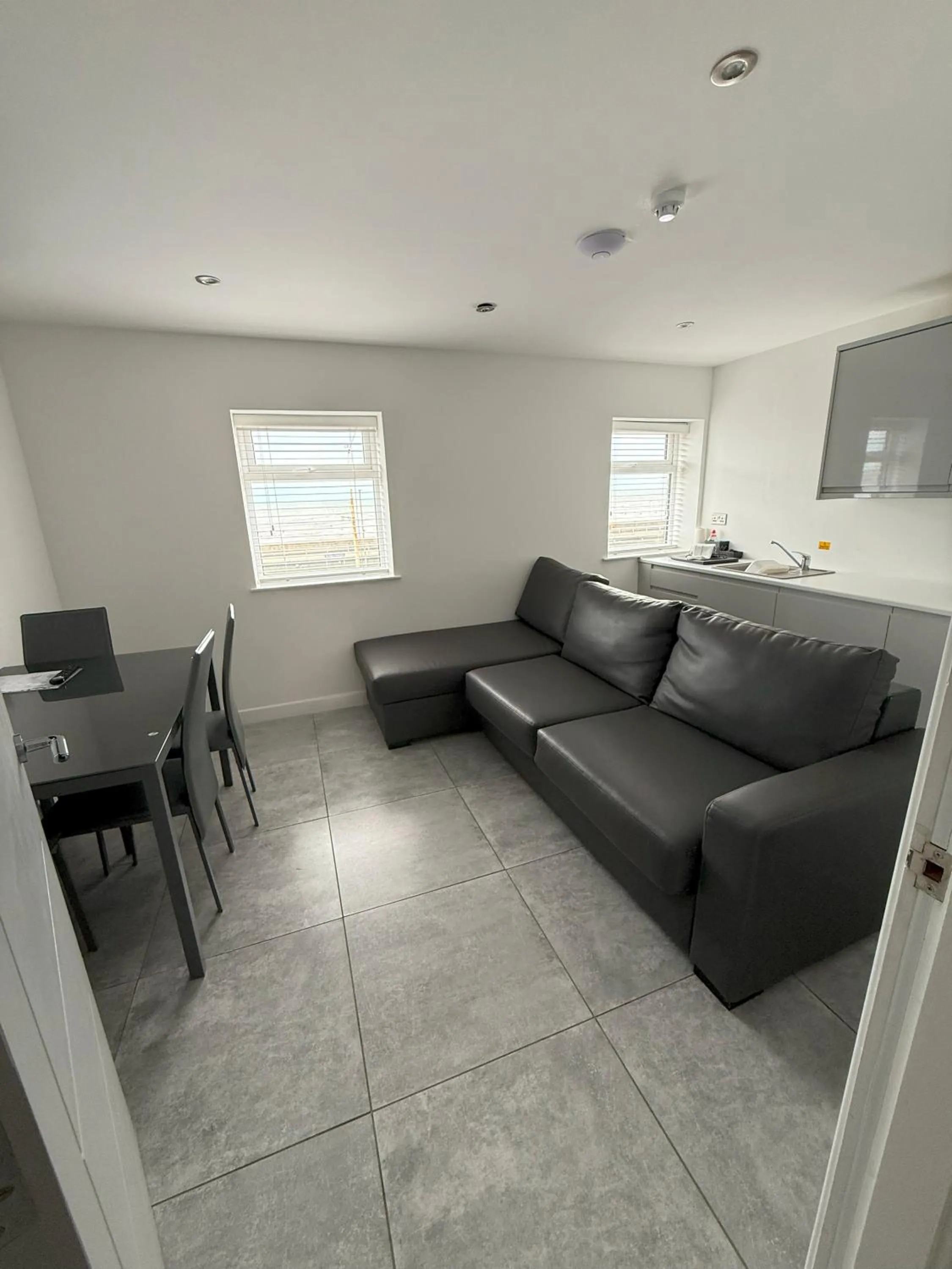 Kitchen or kitchenette in Coastal Plaza