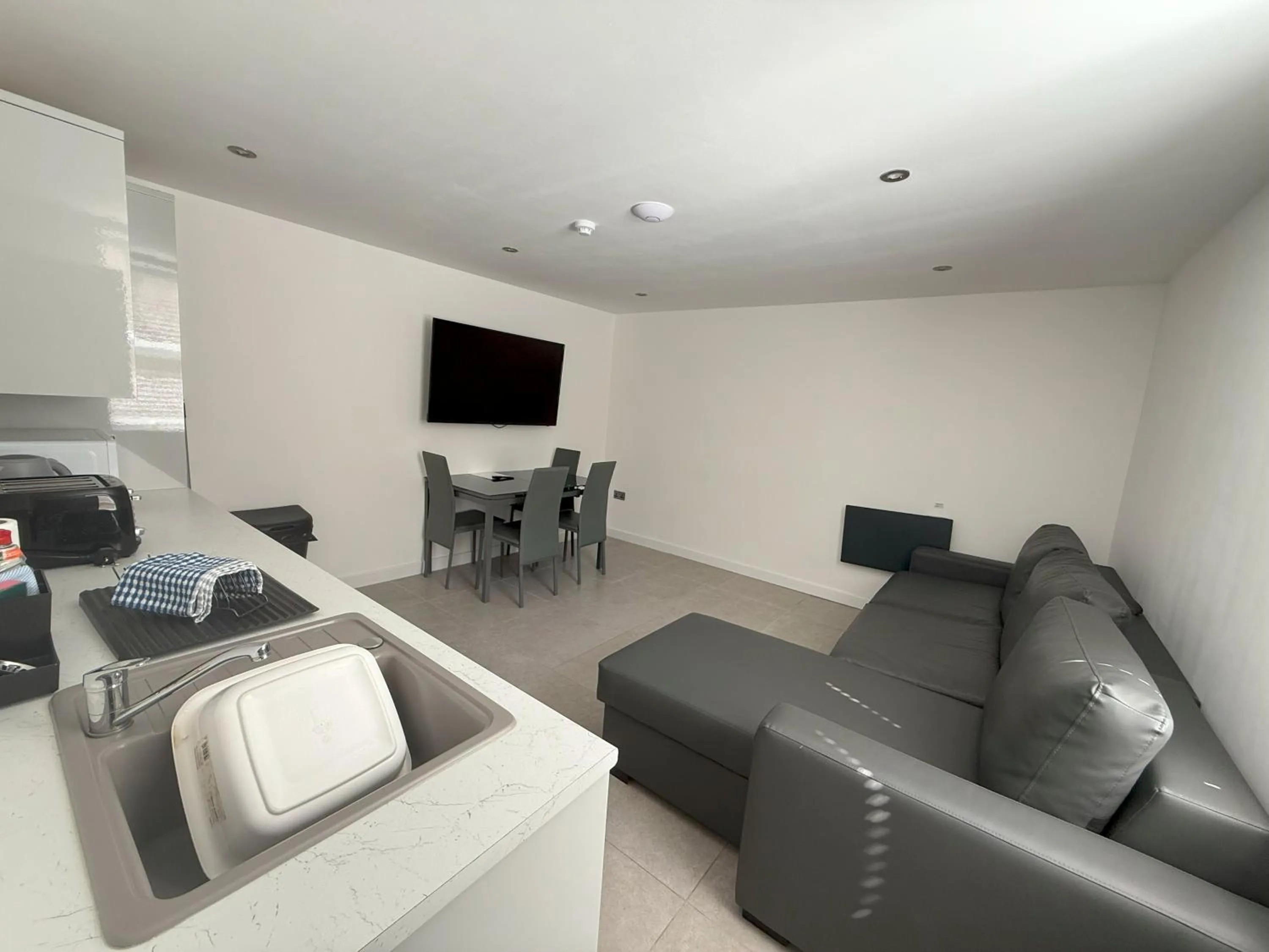 Kitchen or kitchenette in Coastal Plaza