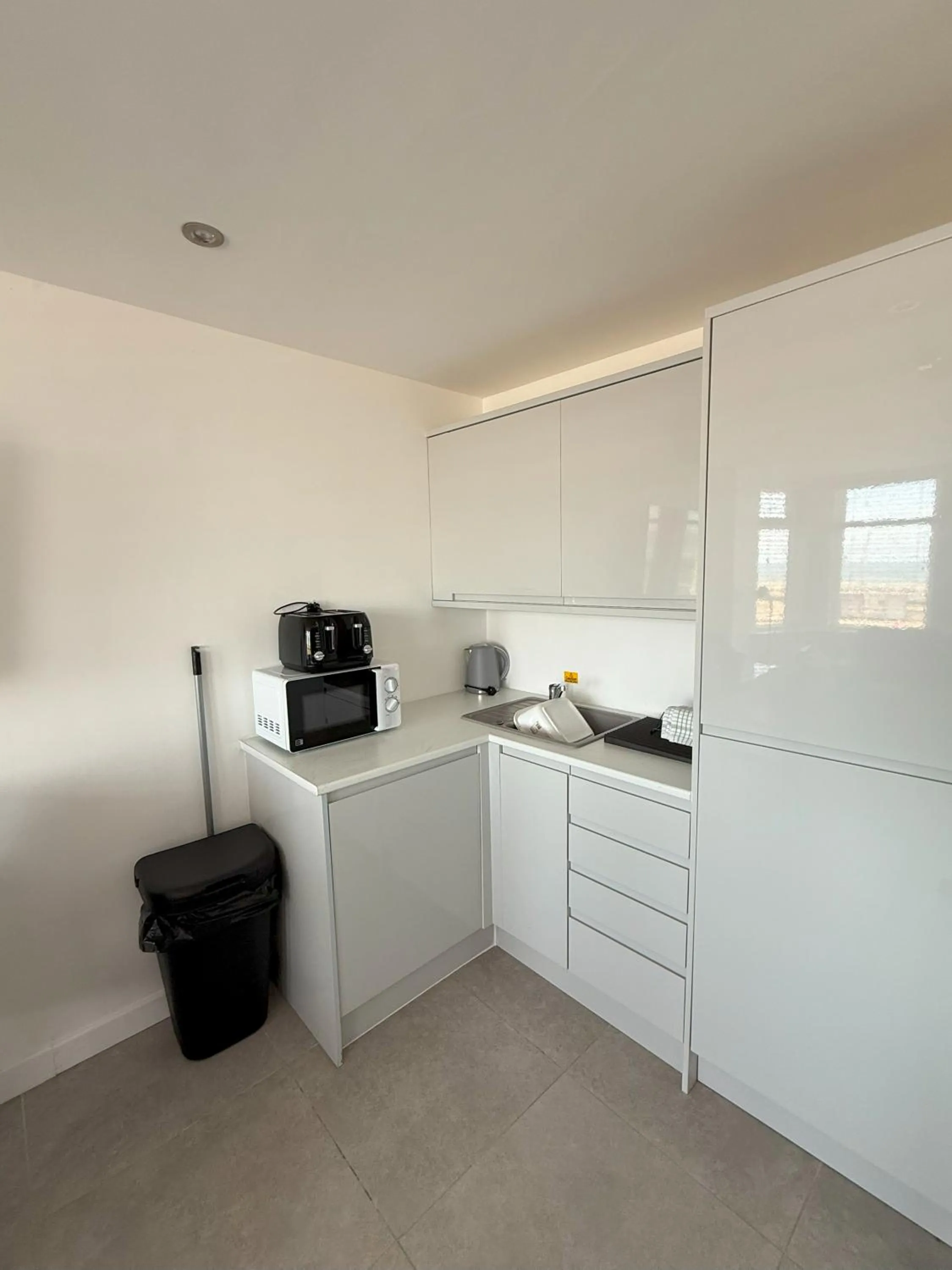 Kitchen or kitchenette in Coastal Plaza