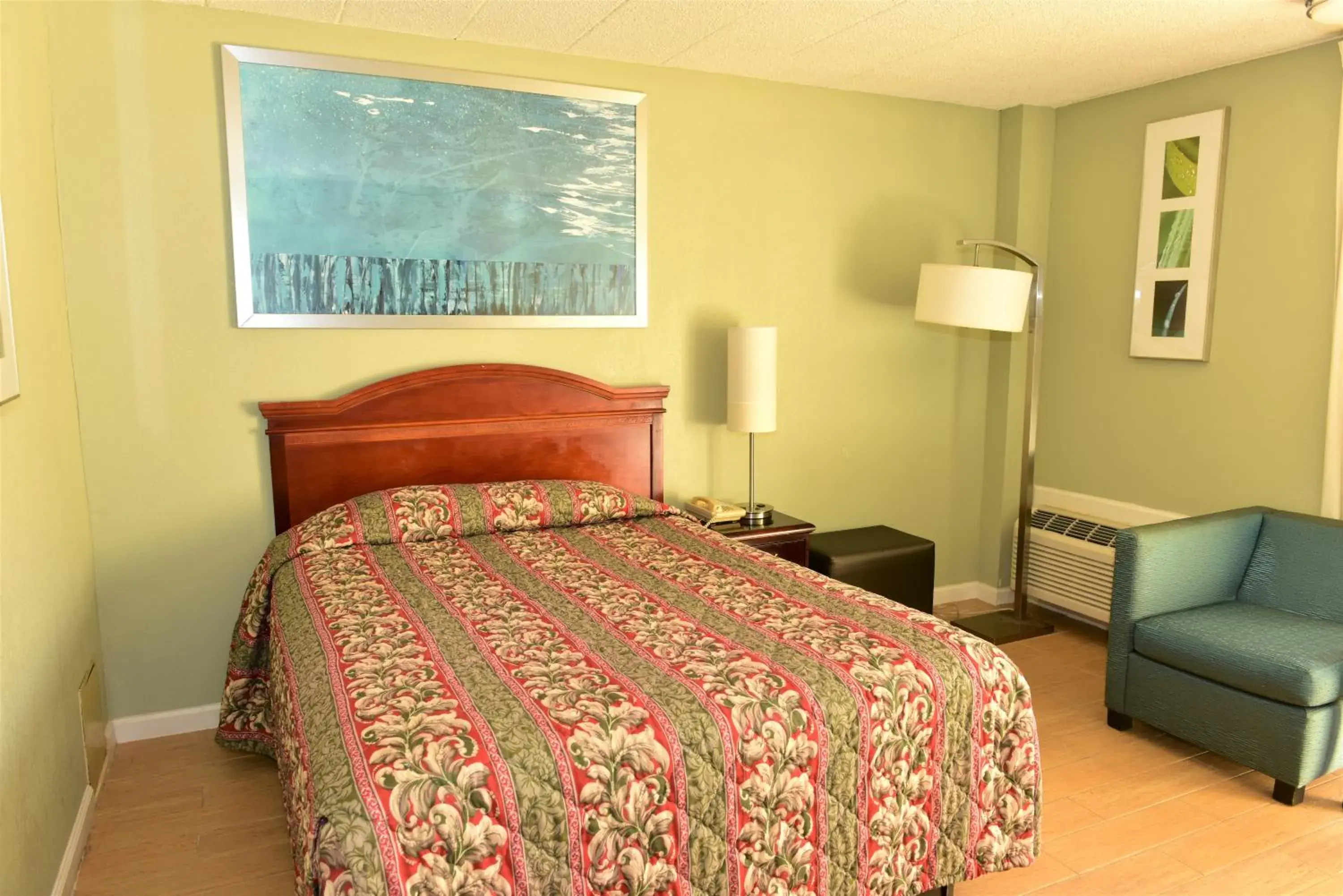 Queen Room in Red Carpet Inn Queen Room in Red Carpet Inn