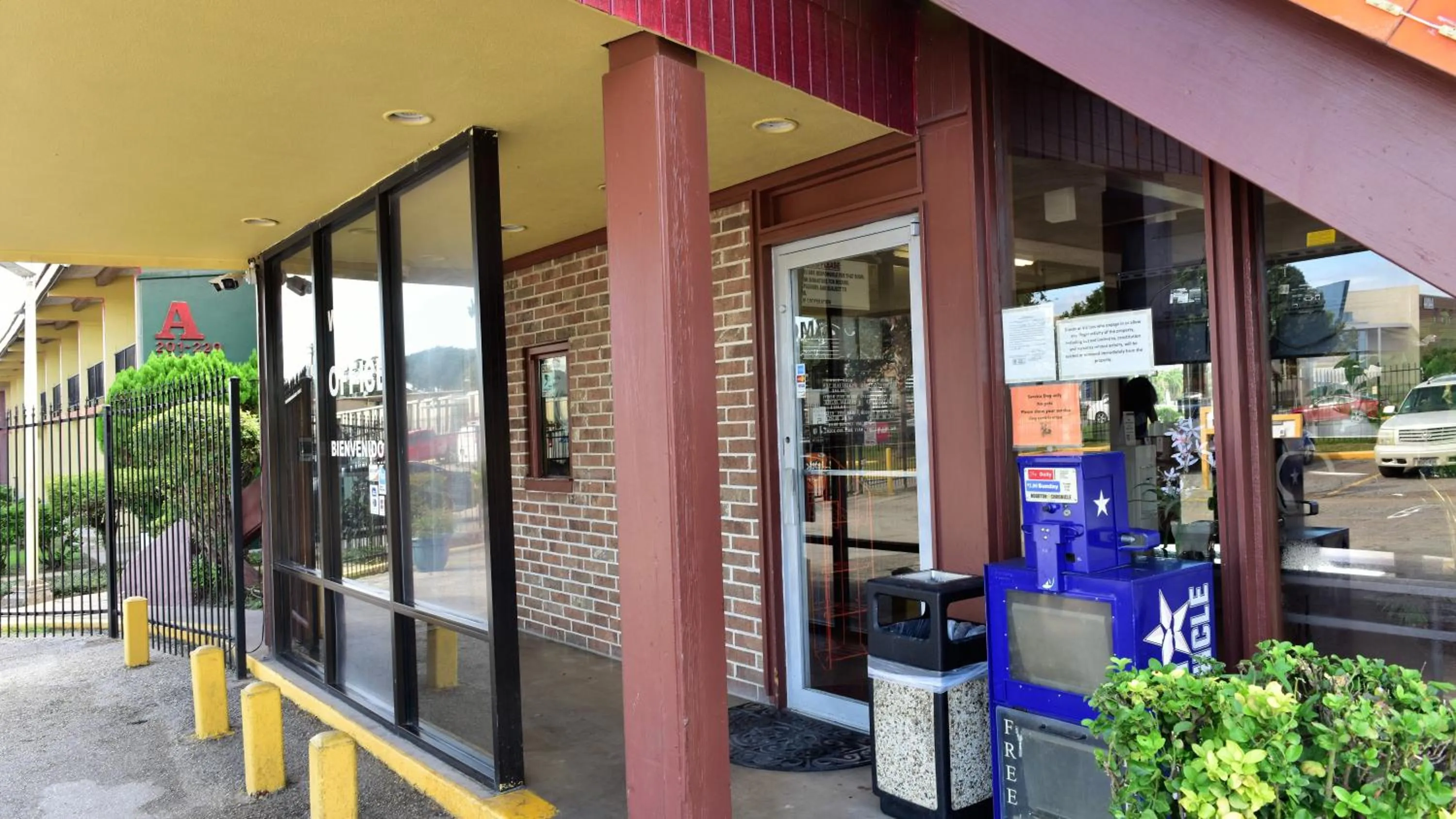 Facade/entrance in Red Carpet Inn