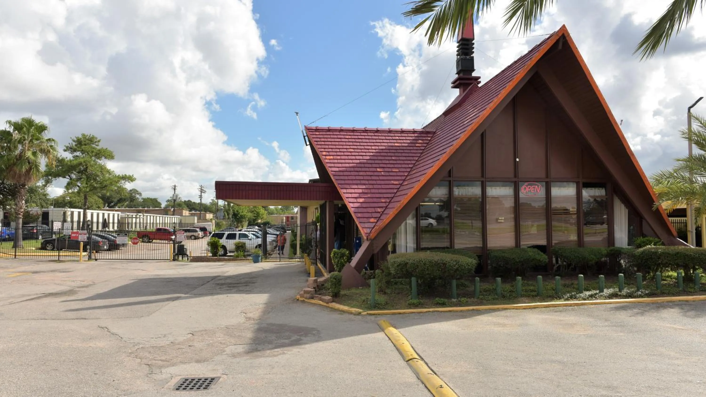 Facade/entrance in Red Carpet Inn