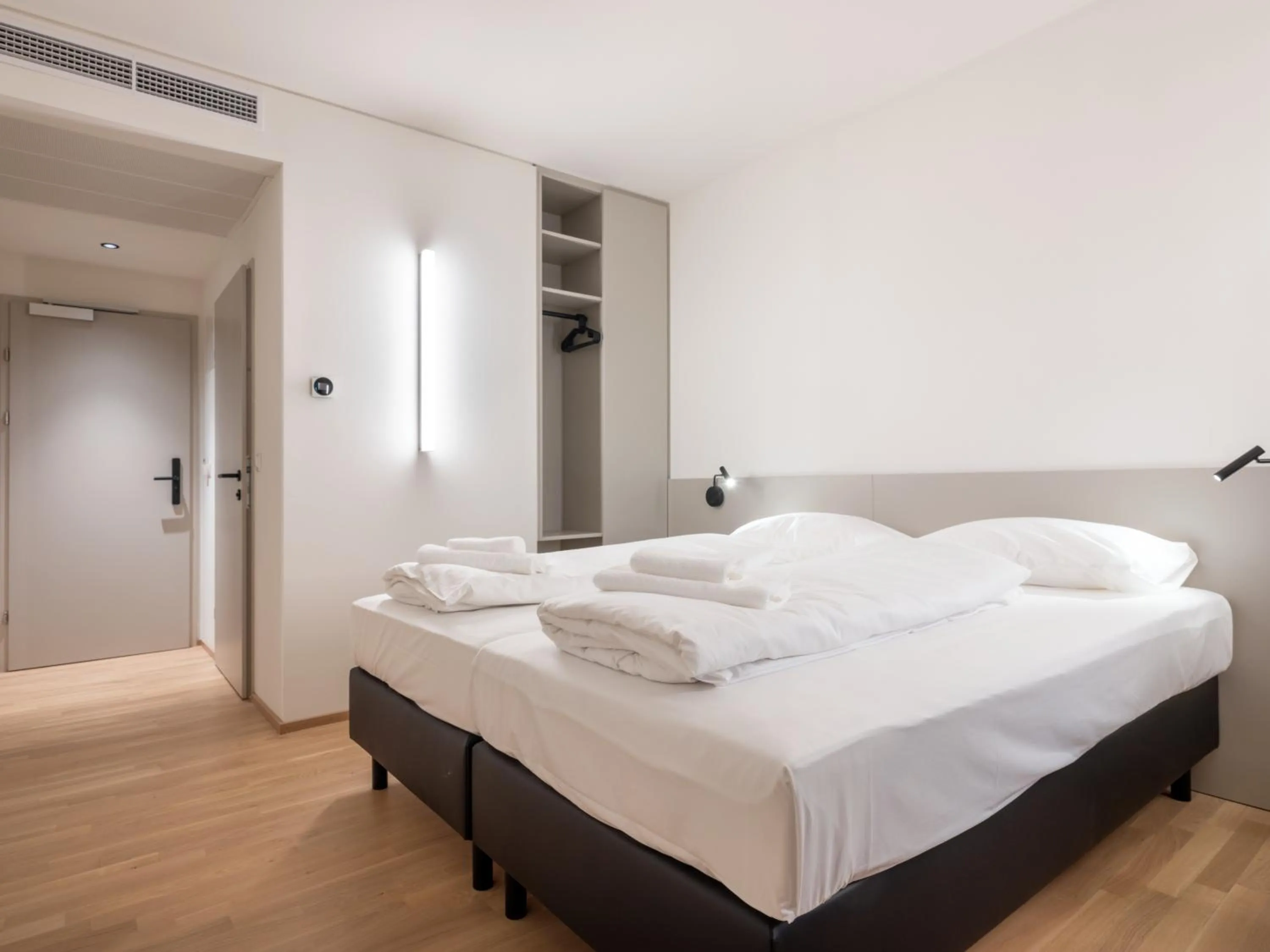 Bed in Hotel AT HOME - late arrival self check in