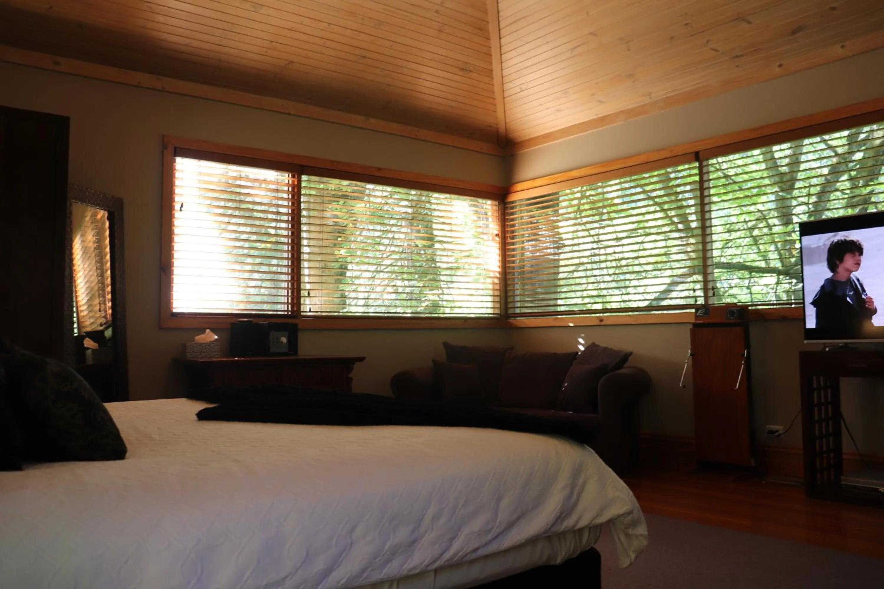 Bedroom, Bed in Linden Gardens Rainforest Retreat