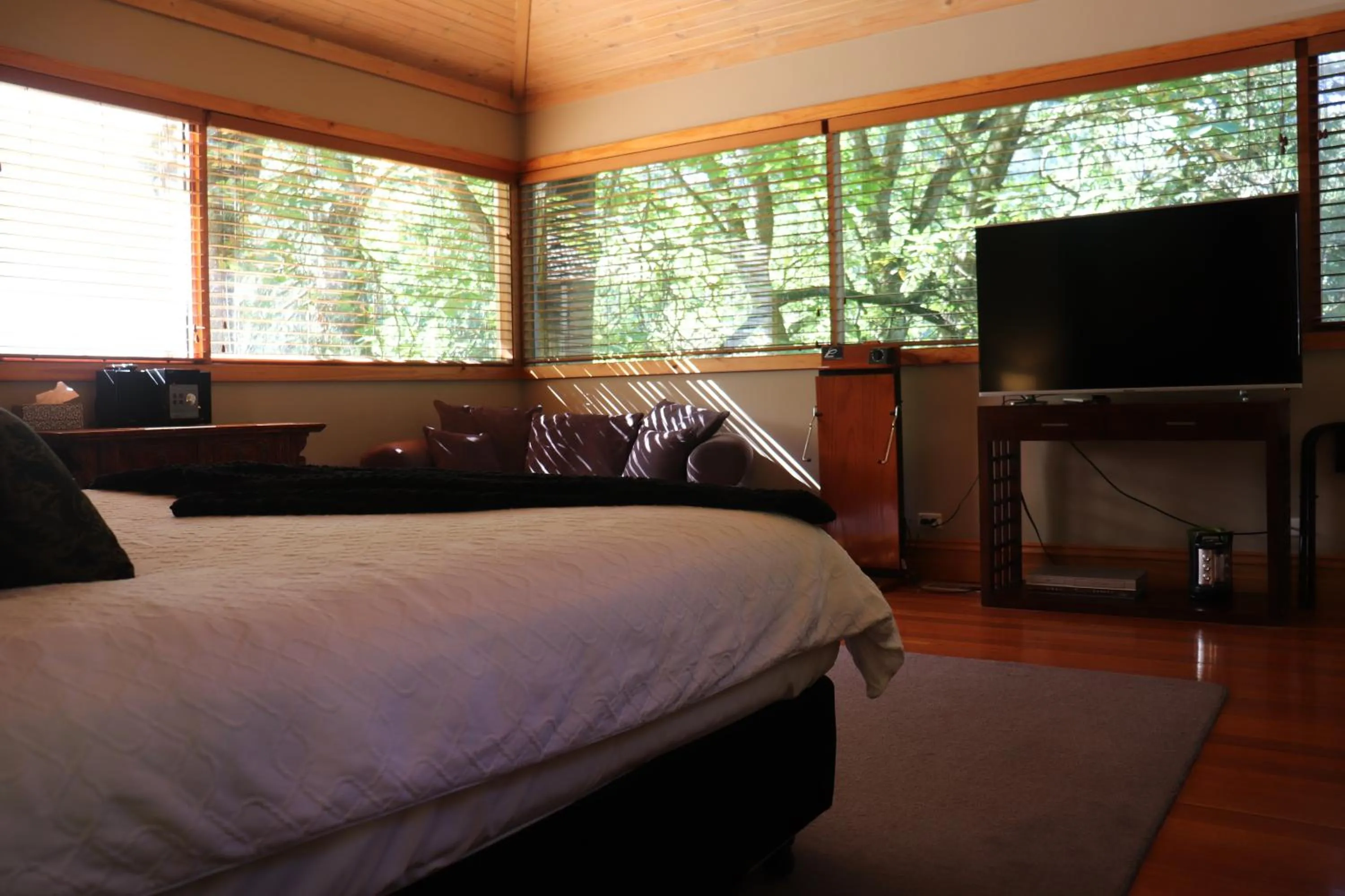 Bed in Linden Gardens Rainforest Retreat