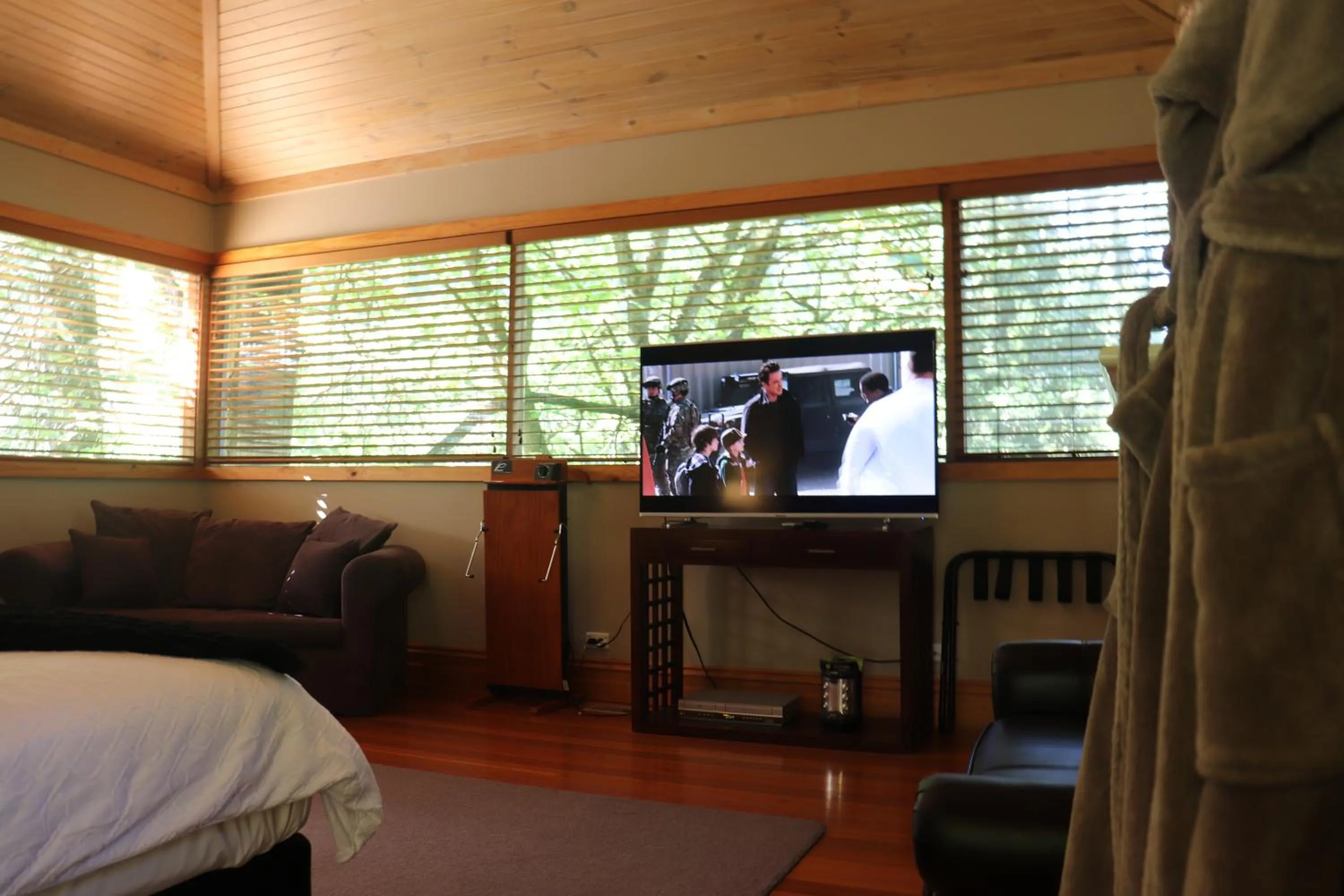 TV and multimedia in Linden Gardens Rainforest Retreat