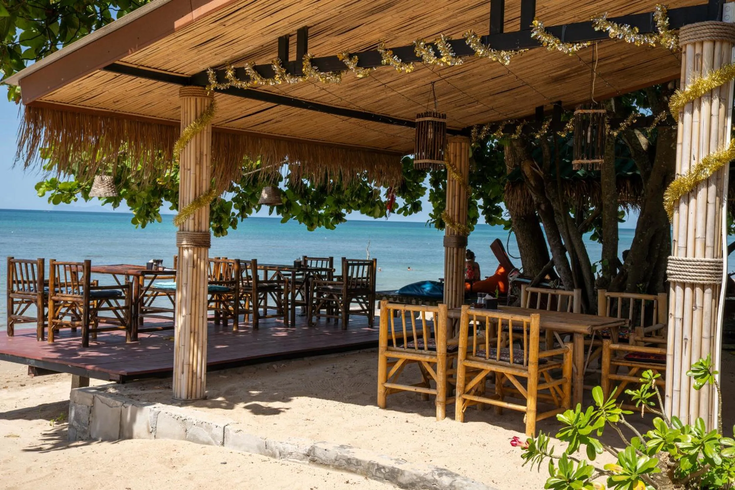 Restaurant/places to eat in Isara Lanta Beach Resort