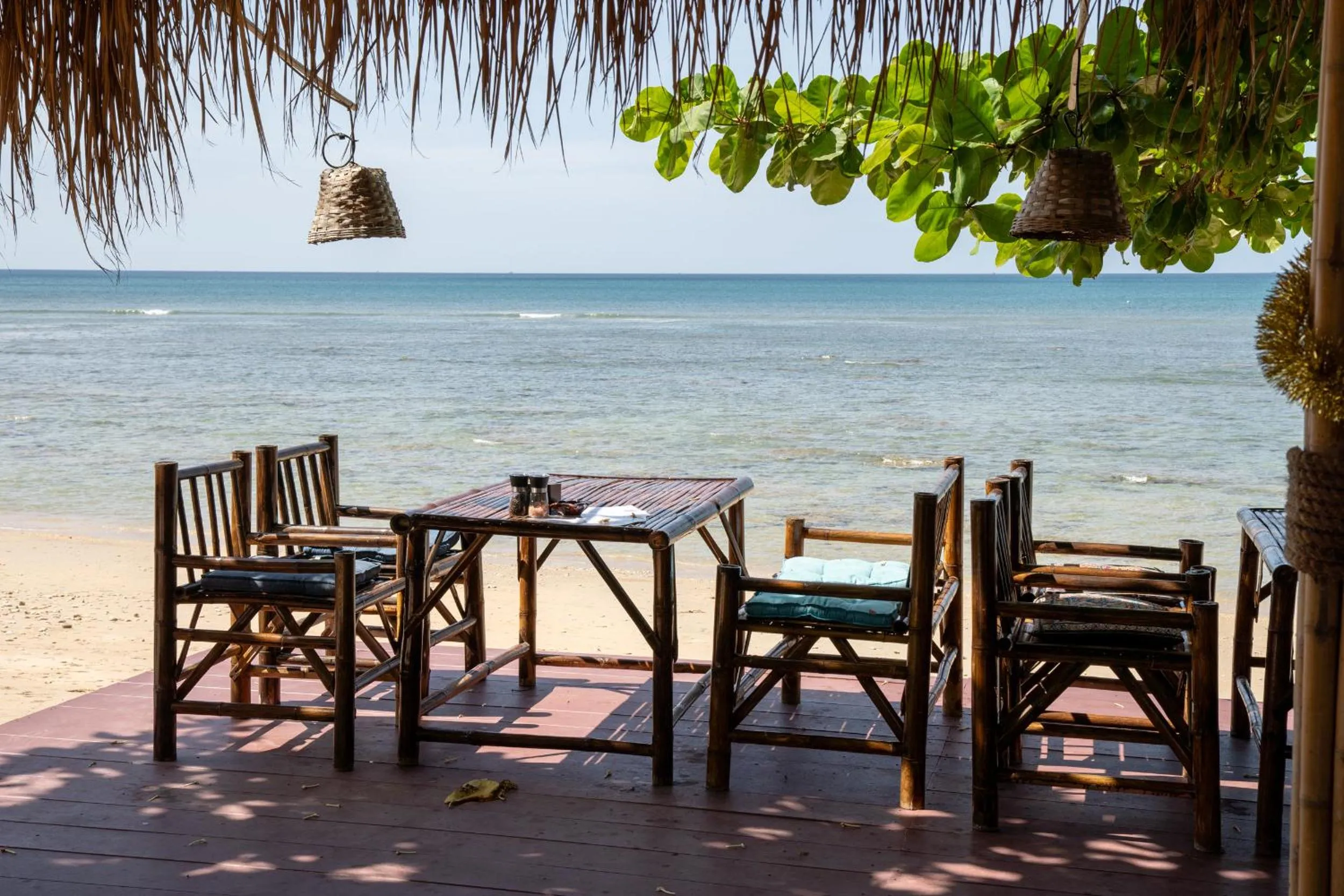 Restaurant/places to eat in Isara Lanta Beach Resort