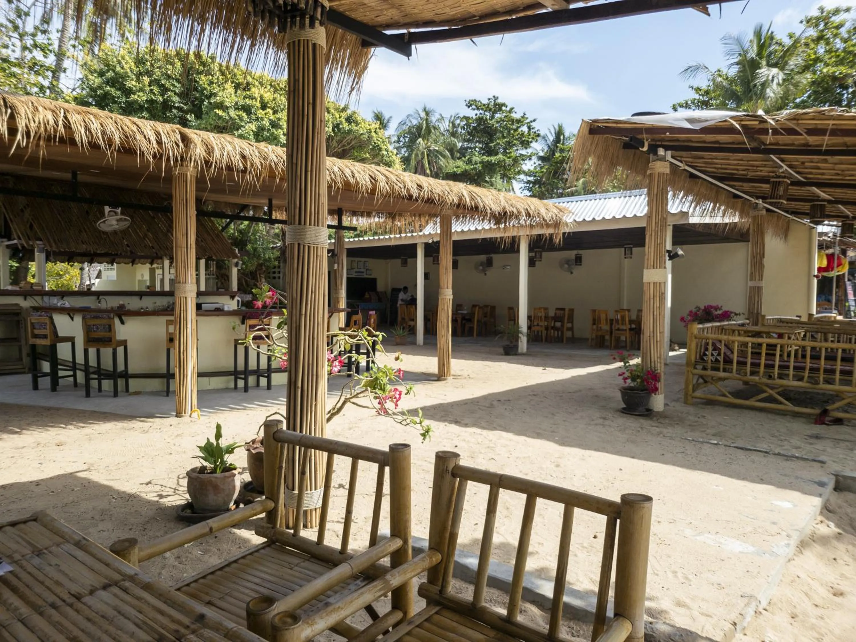Restaurant/places to eat in Isara Lanta Beach Resort