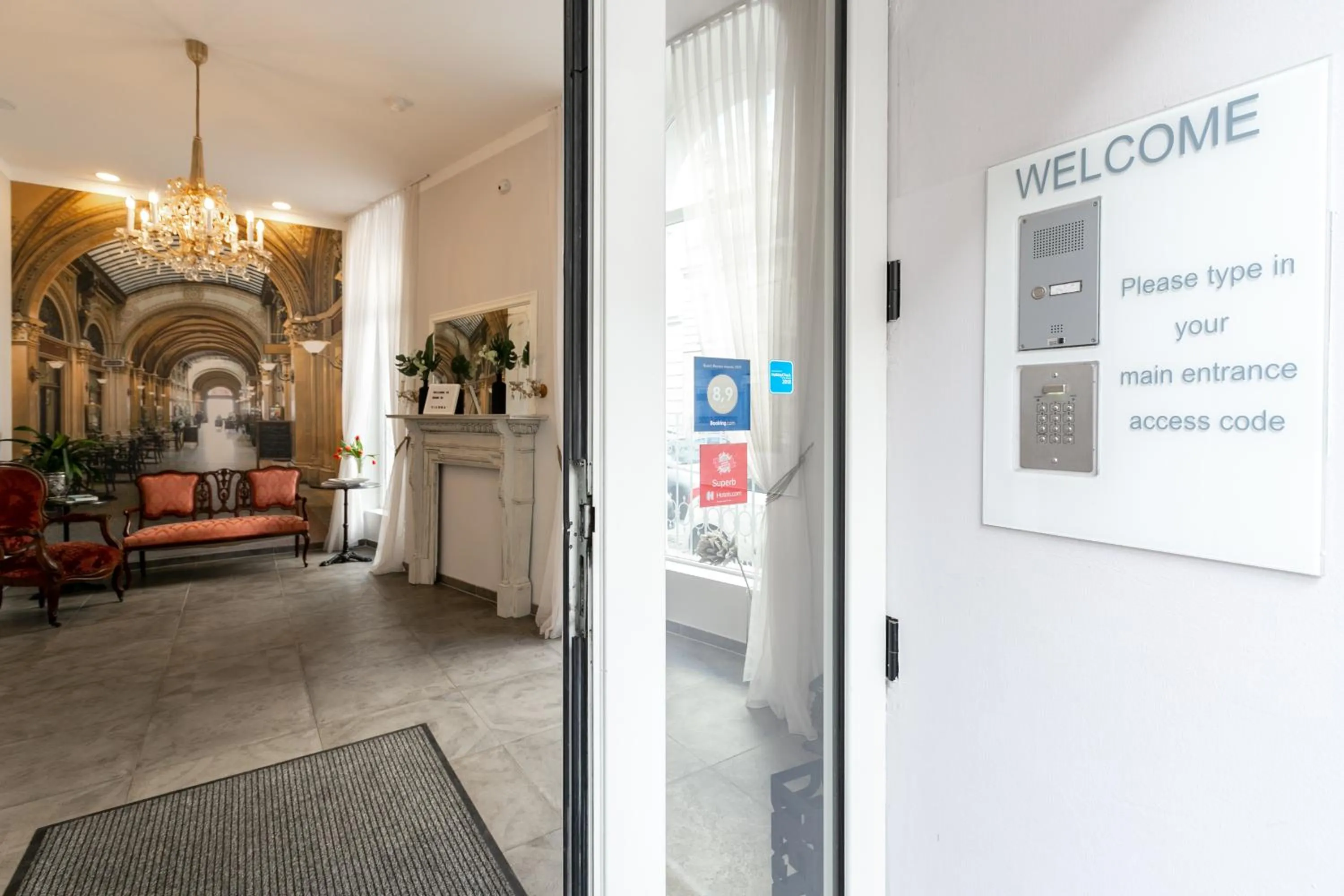 Facade/entrance in Room 55