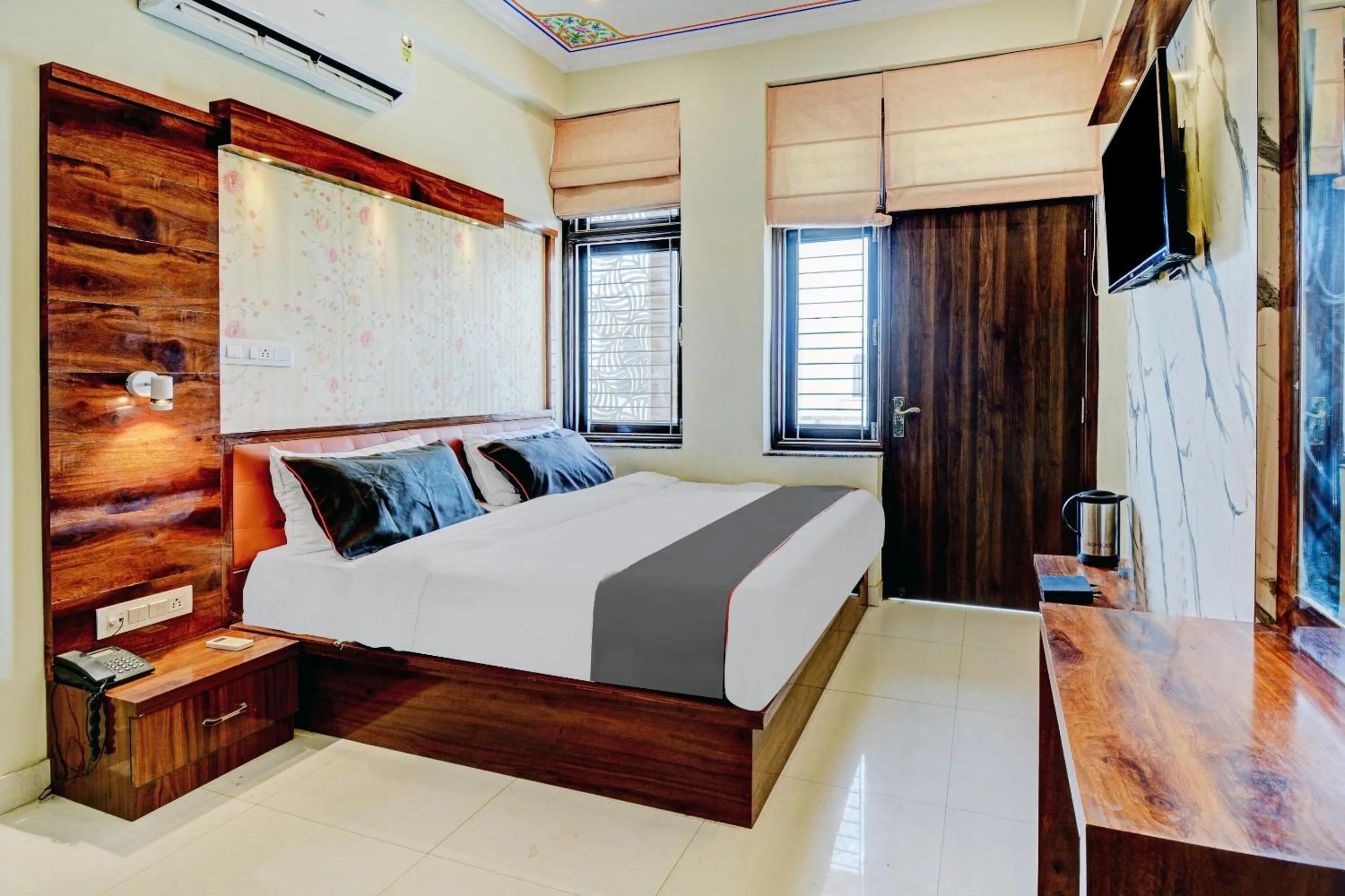 Bedroom, Bed in Super Collection O Tejesvi