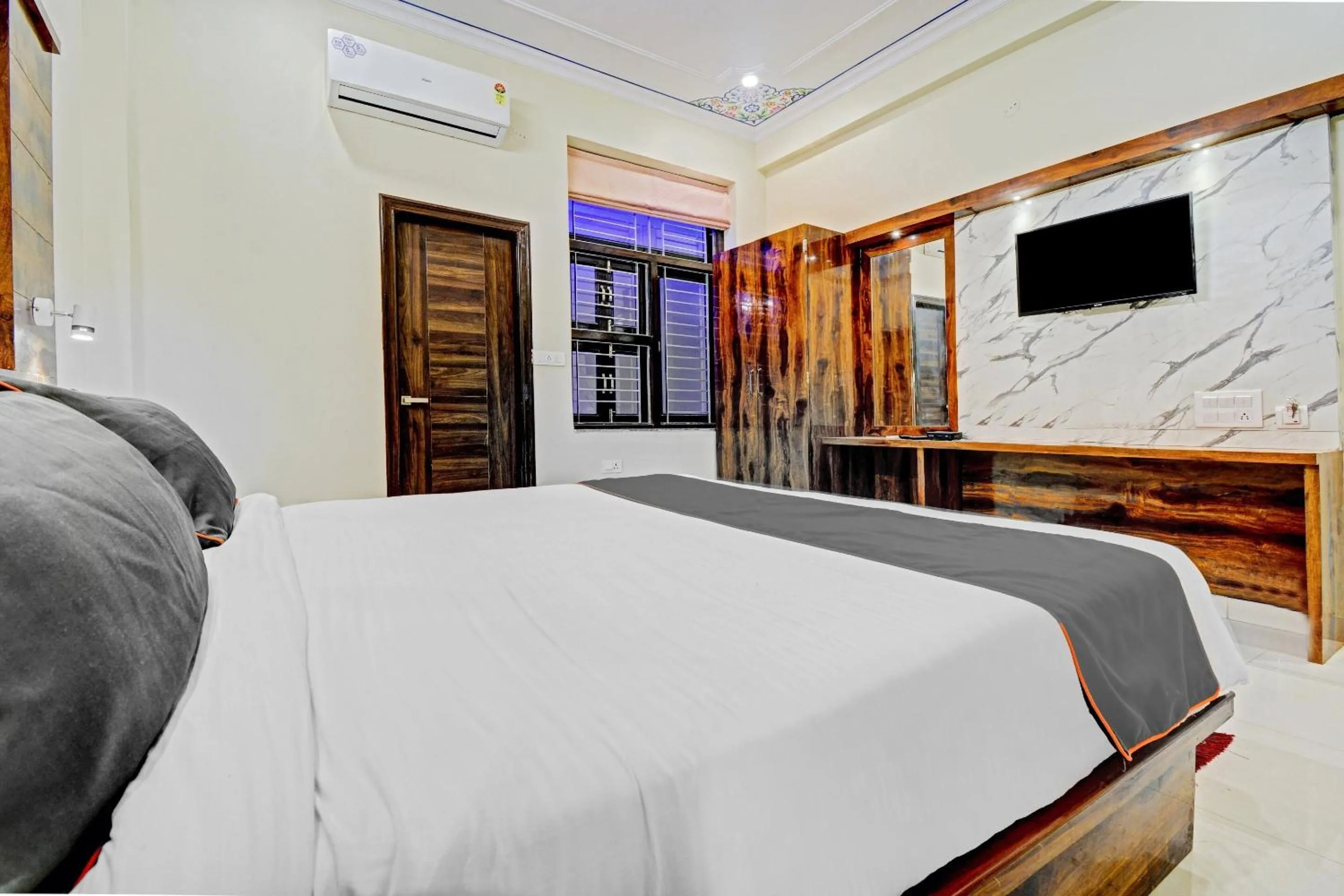 Bedroom, Bed in Super Collection O Tejesvi