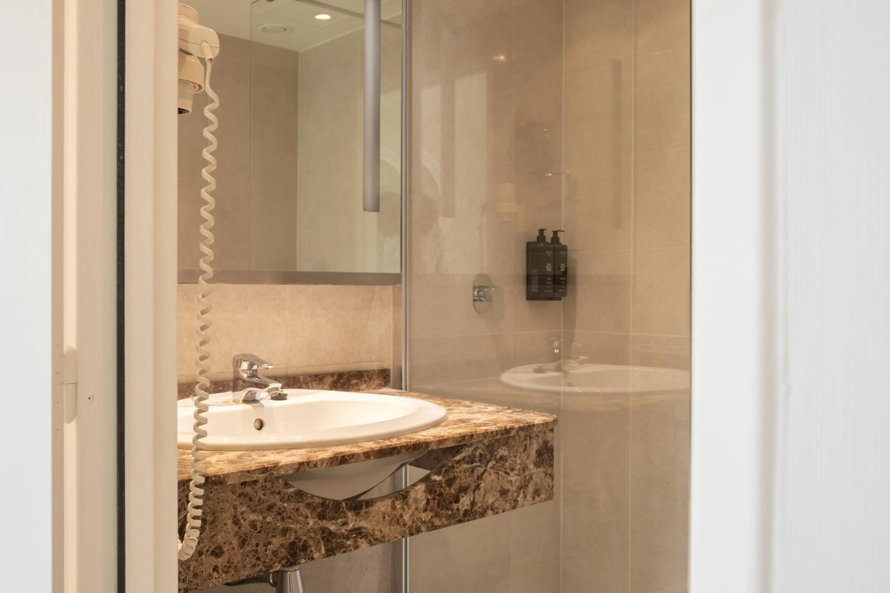 Bathroom in LATROUPE Grand Place Hostel