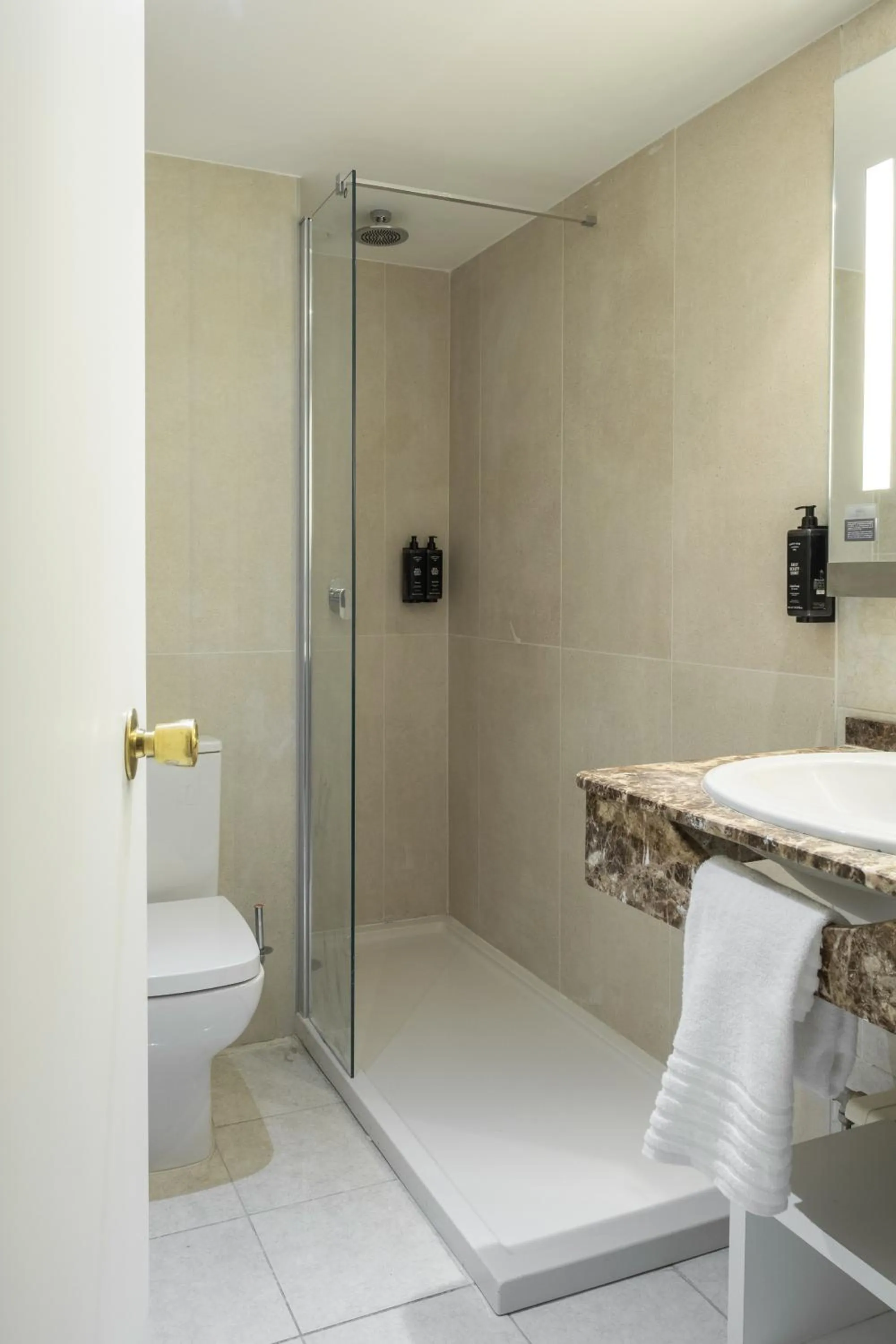 Bathroom in LATROUPE Grand Place Hostel