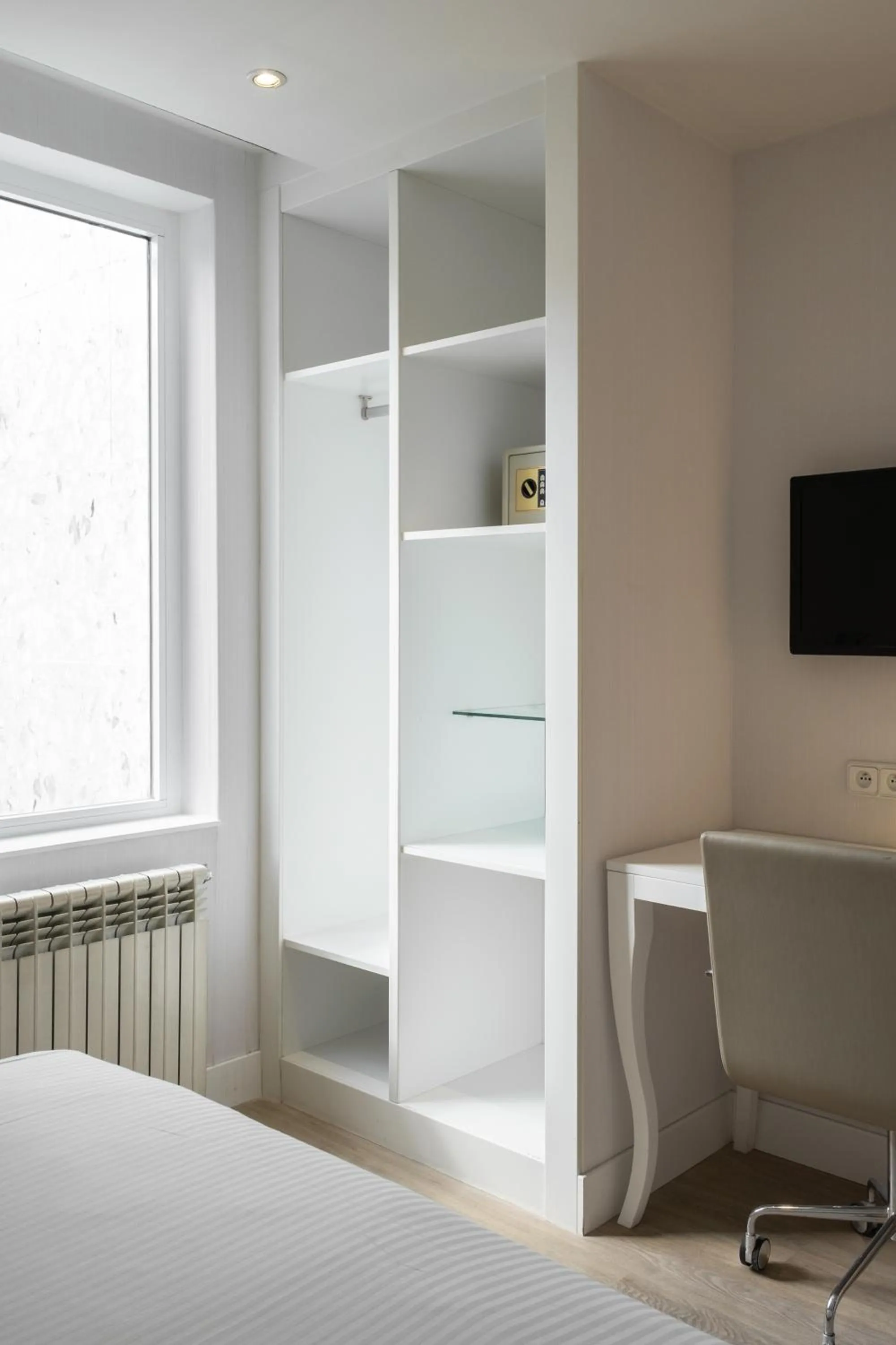 Bedroom, Bed in LATROUPE Grand Place Hostel