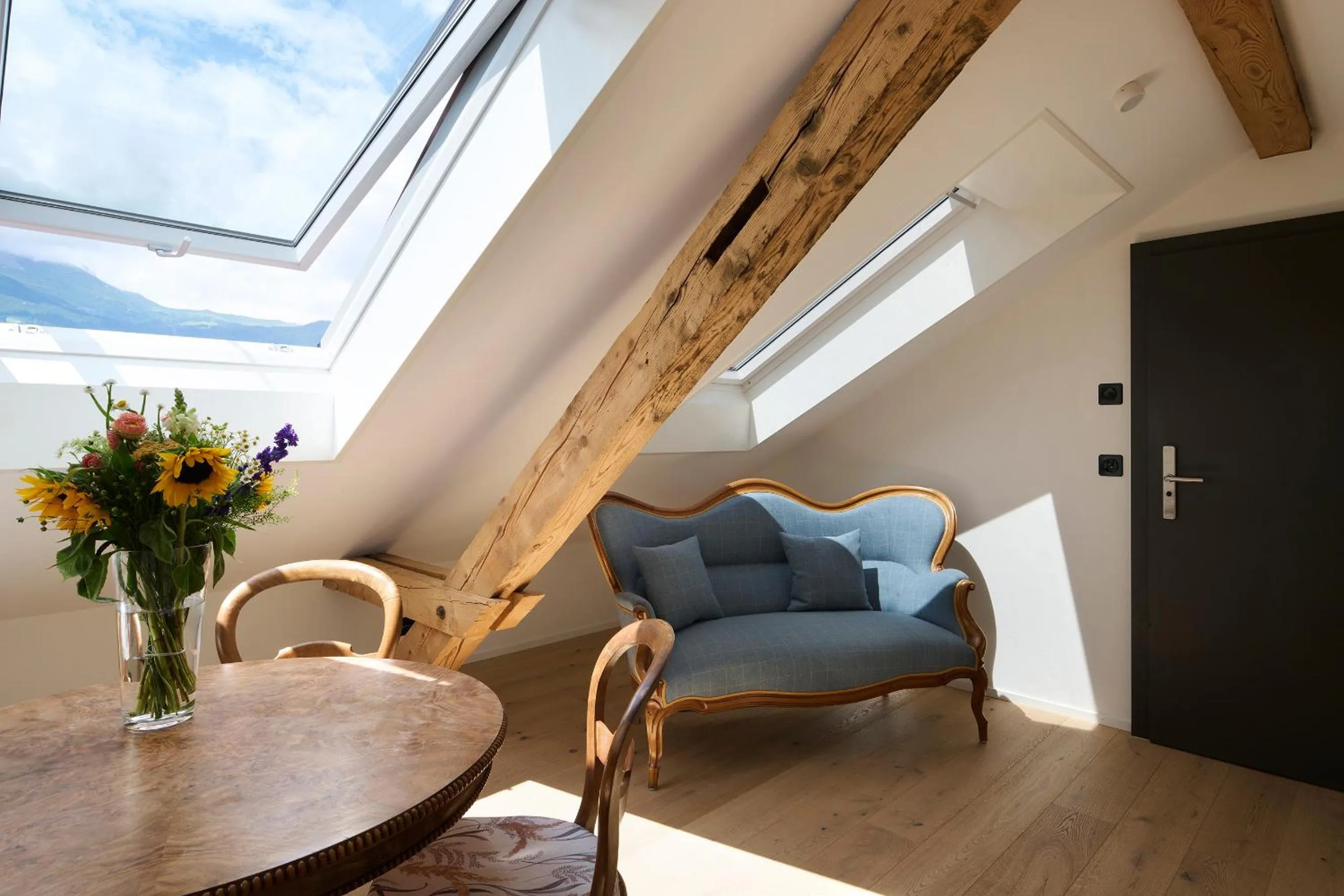 Living room in Eiger View Alpine Lodge