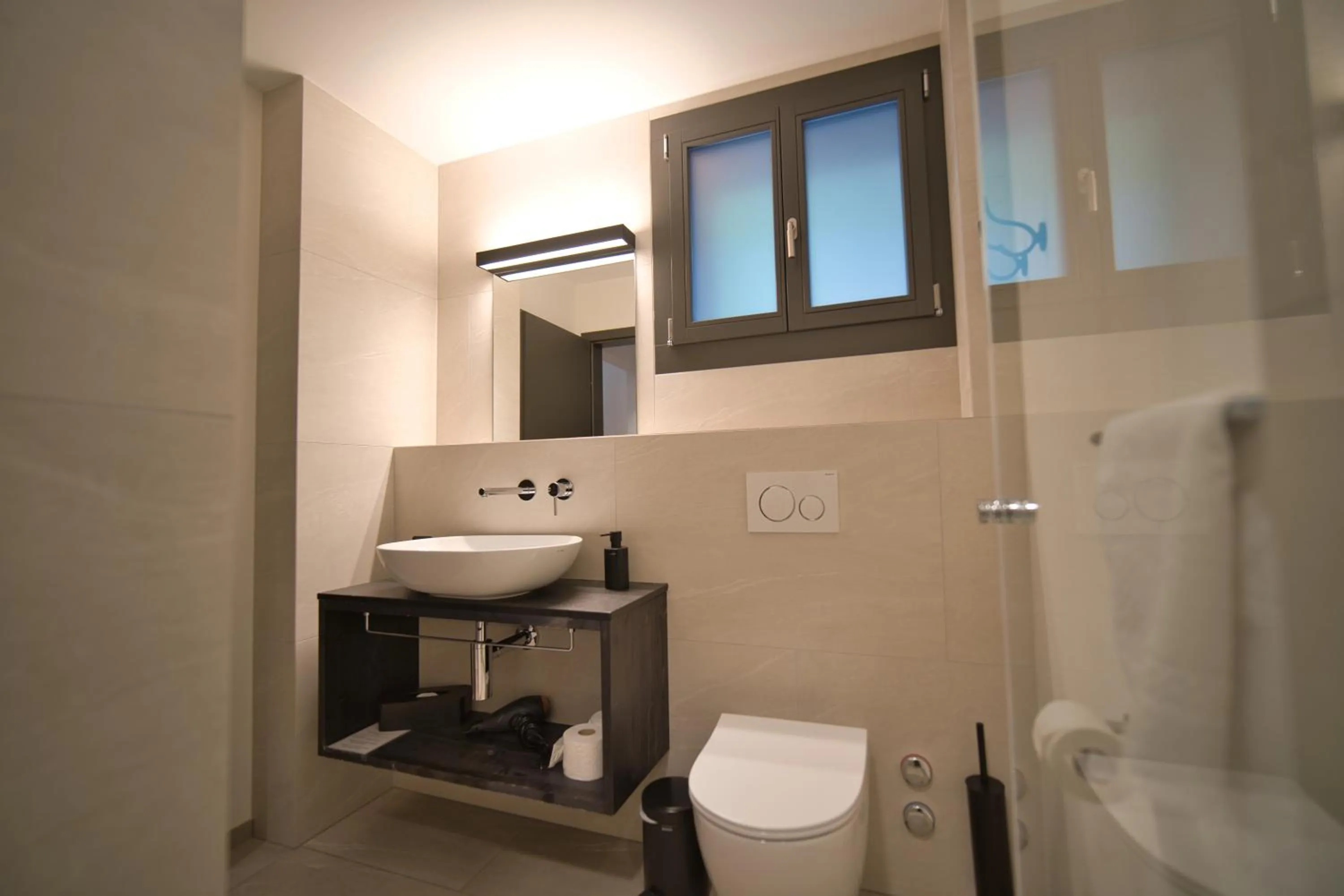 Bathroom in Eiger View Alpine Lodge