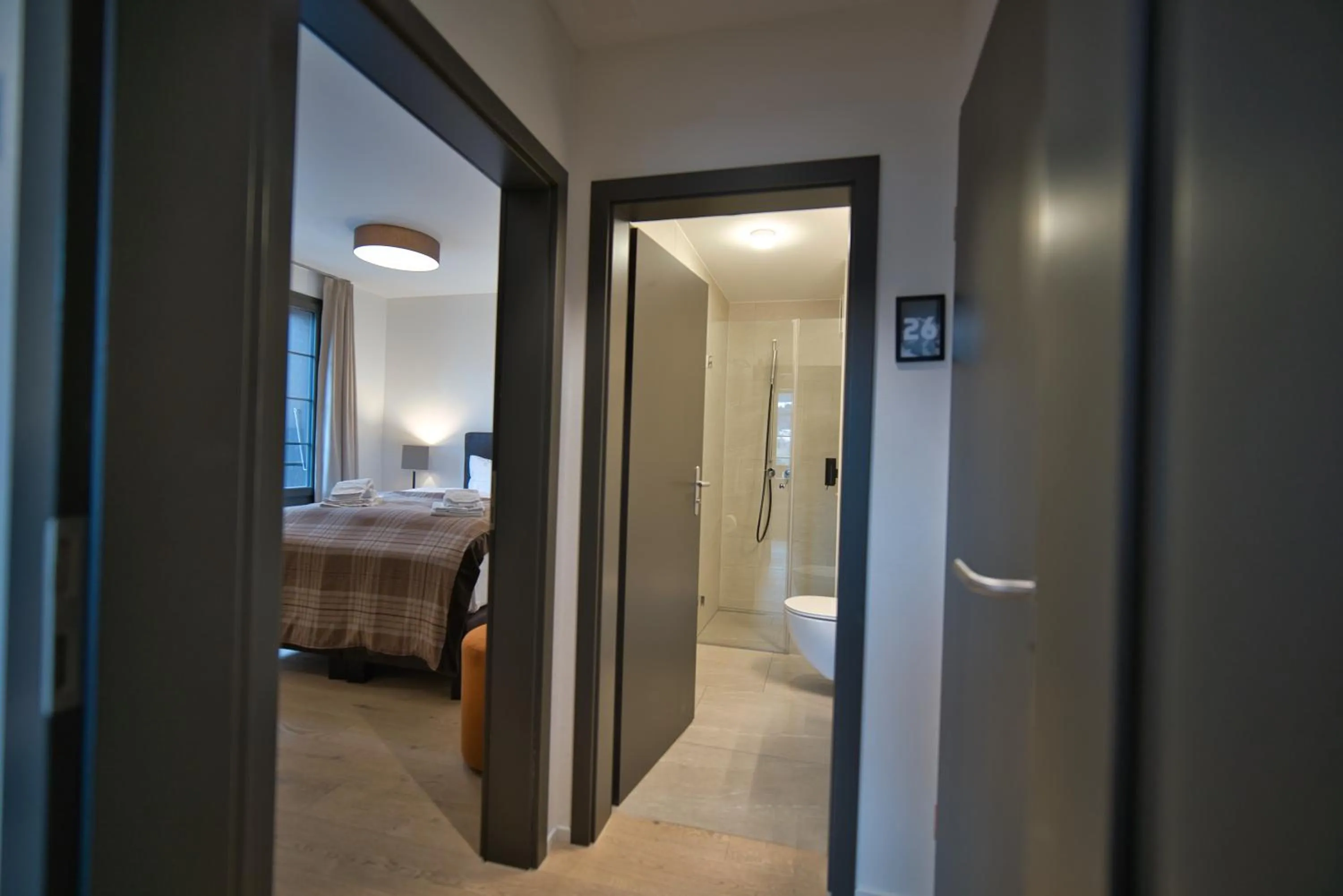 Shower, Bed in Eiger View Alpine Lodge