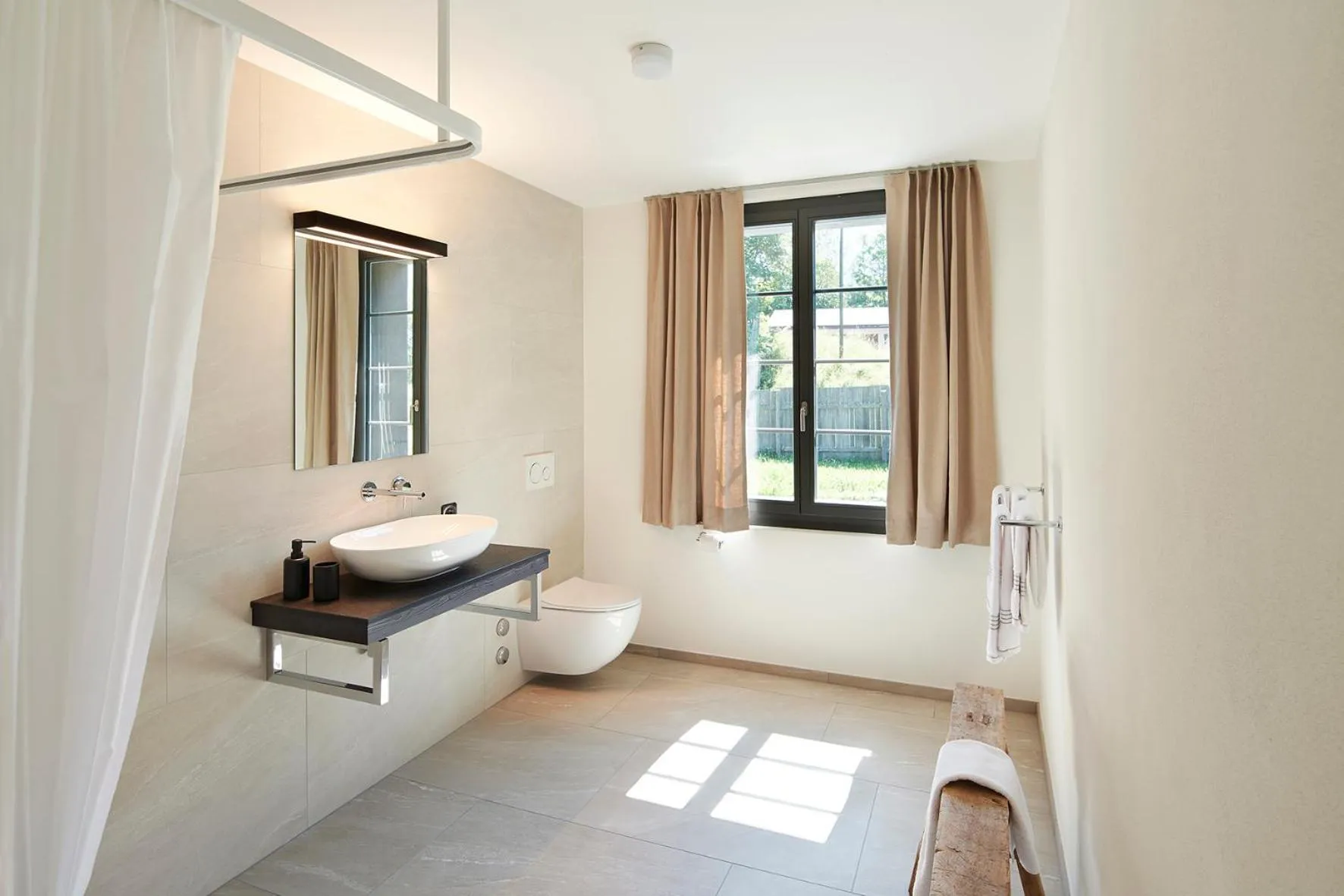 Bathroom, Bed in Eiger View Alpine Lodge