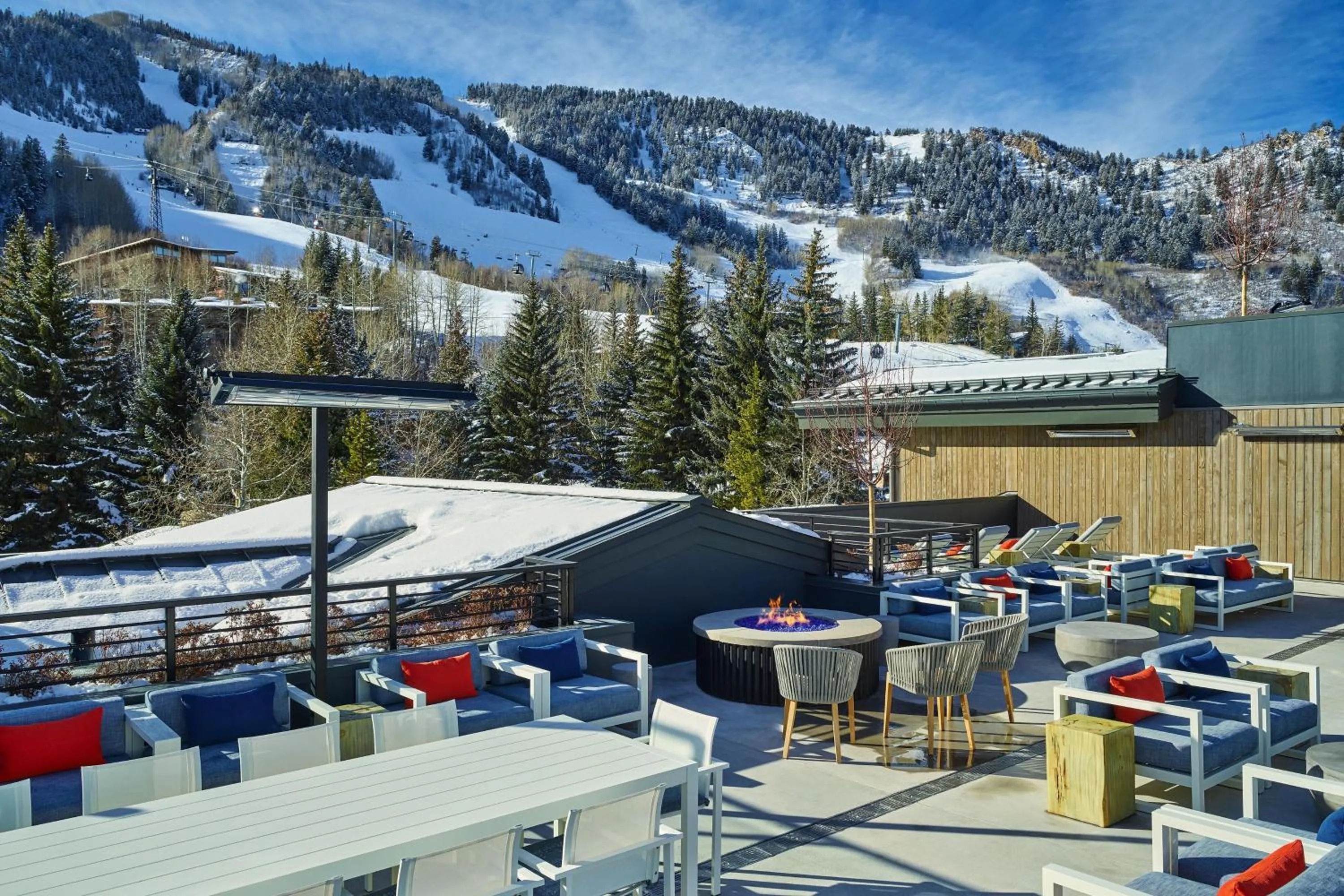 Lounge or bar in The Sky Residences at W Aspen