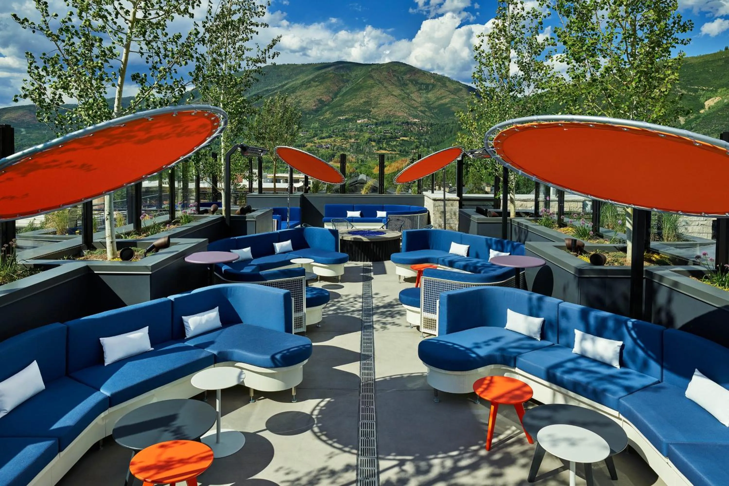 Lounge or bar in The Sky Residences at W Aspen