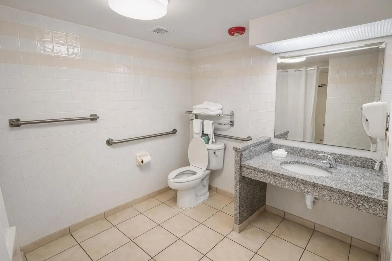 Bathroom in Hotel Lotus Kansas City Stadium