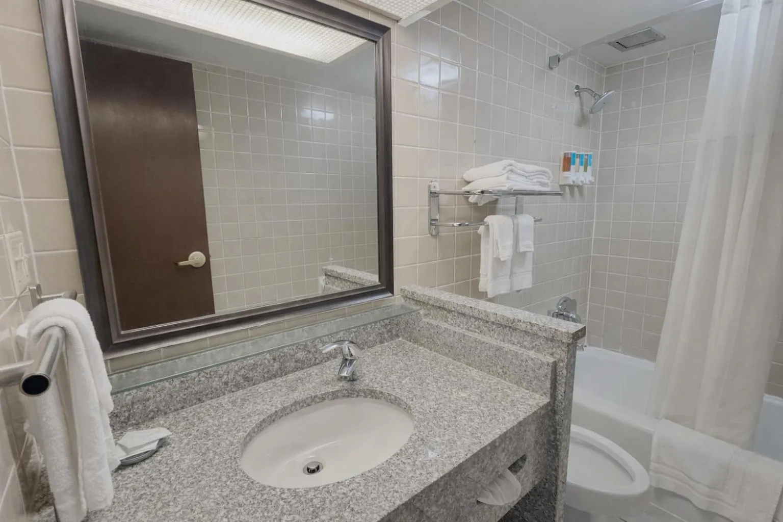 towels in Hotel Lotus Kansas City Stadium