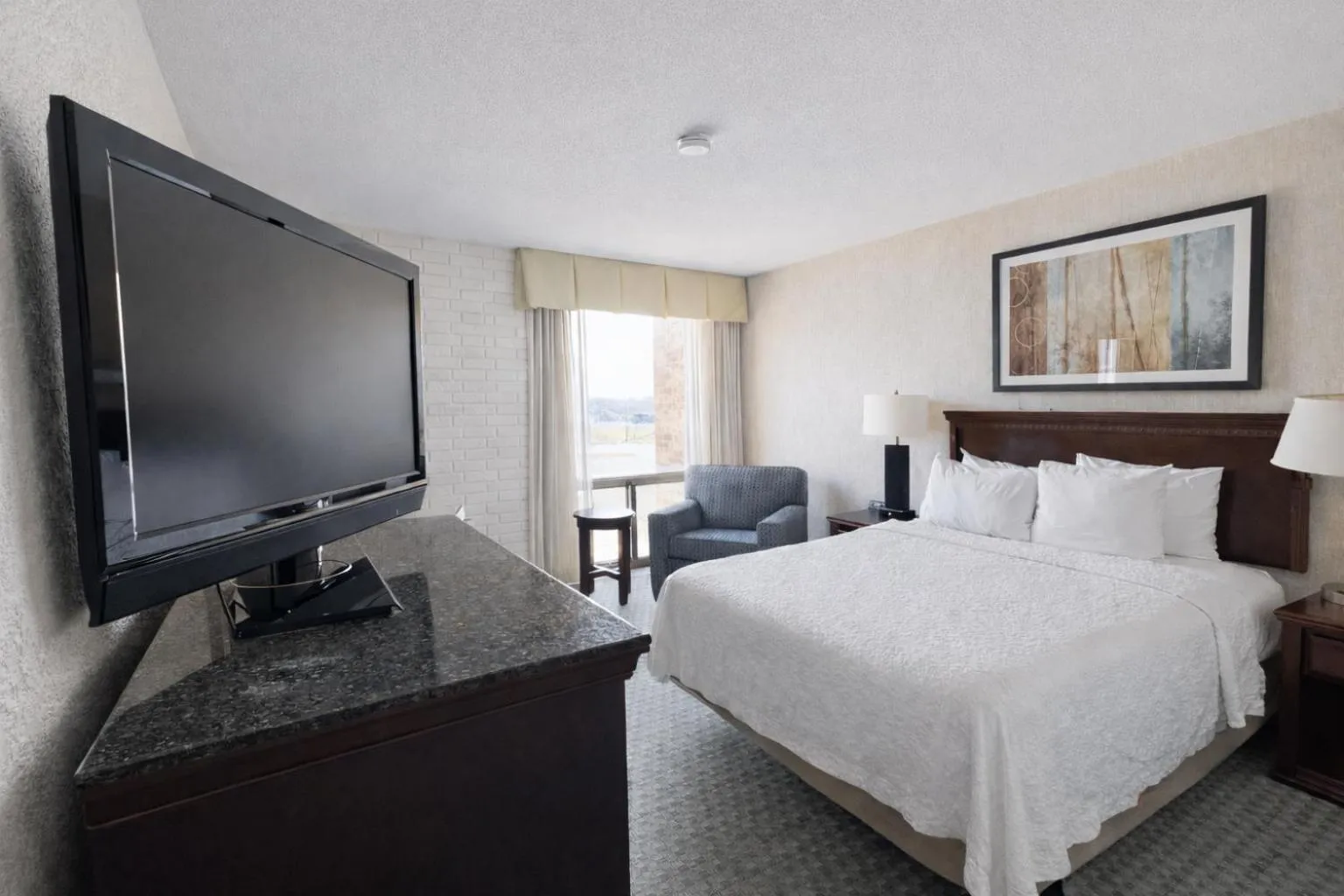 Bed in Hotel Lotus Kansas City Stadium