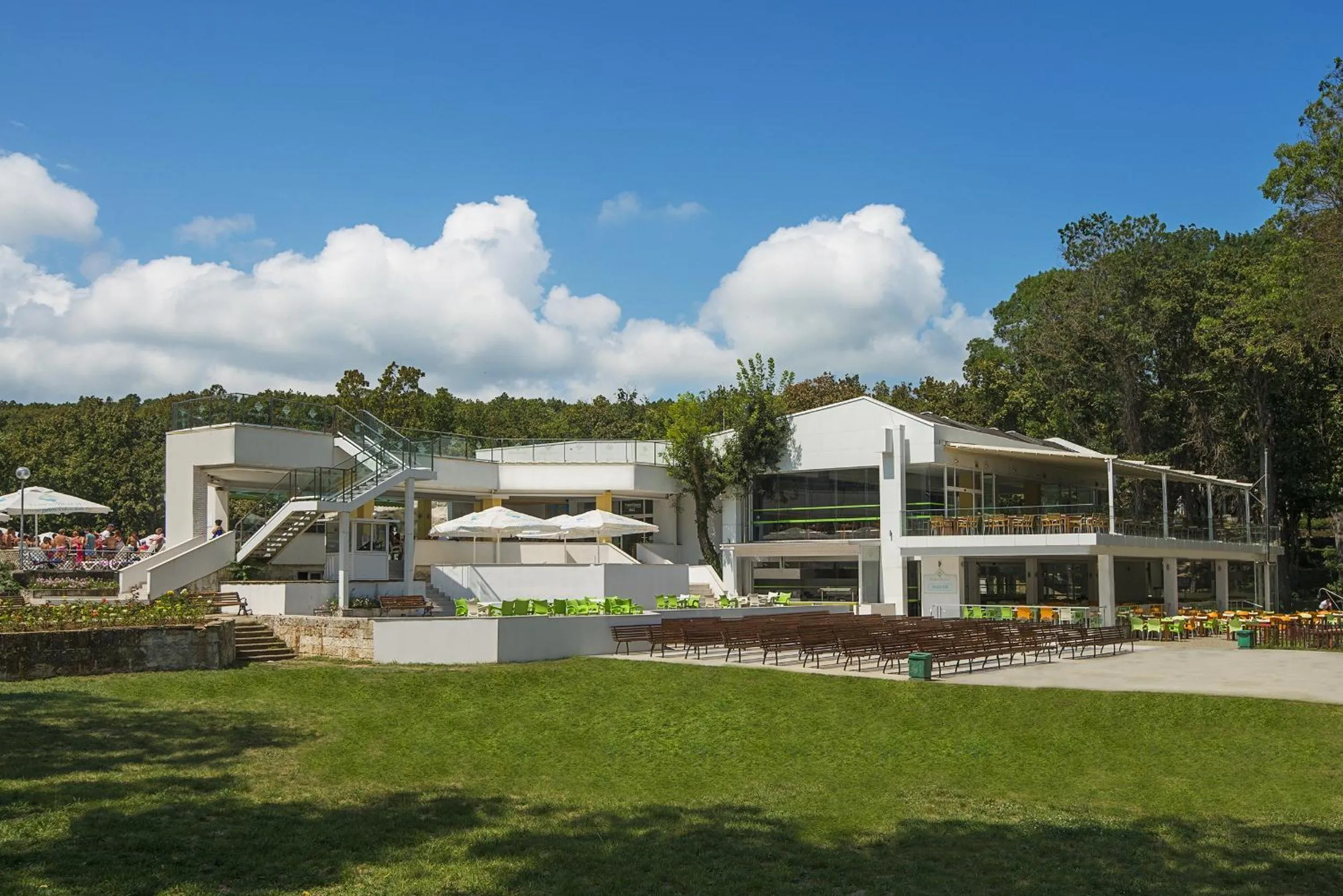 Restaurant/places to eat in Hotel Forest Beach